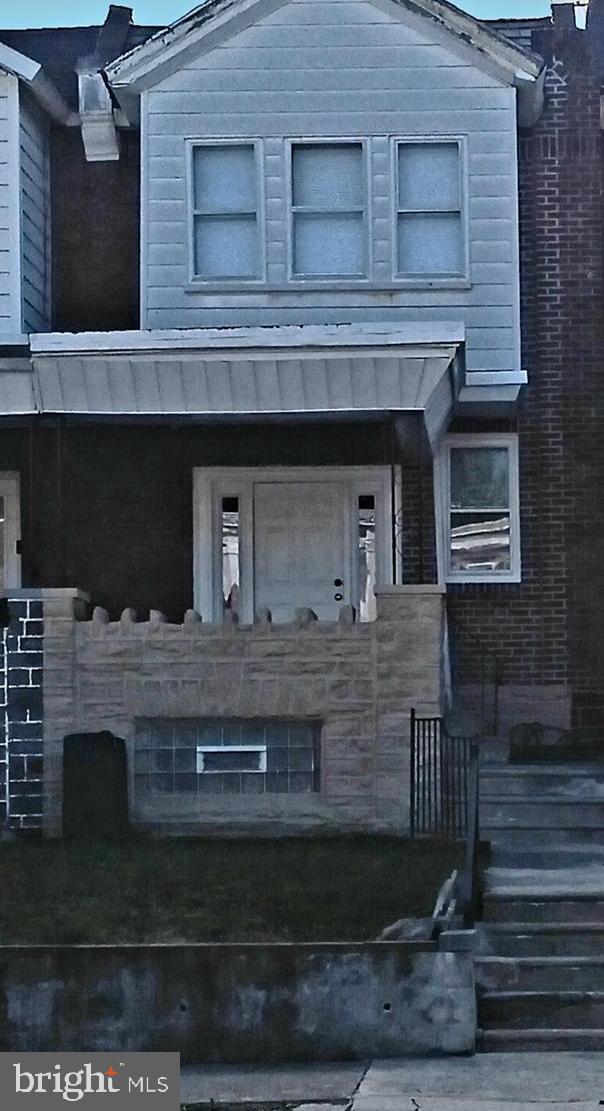 HURRY ...... Let this 3-bedroom, 1 bathroom home be your very own ....... Home has been totally renovated
throughout.  New Appliances, New Furnace, New Water-heater and so much more .................. It's a must see.  Property is close to major transportations.      SHOW AND SELL .............