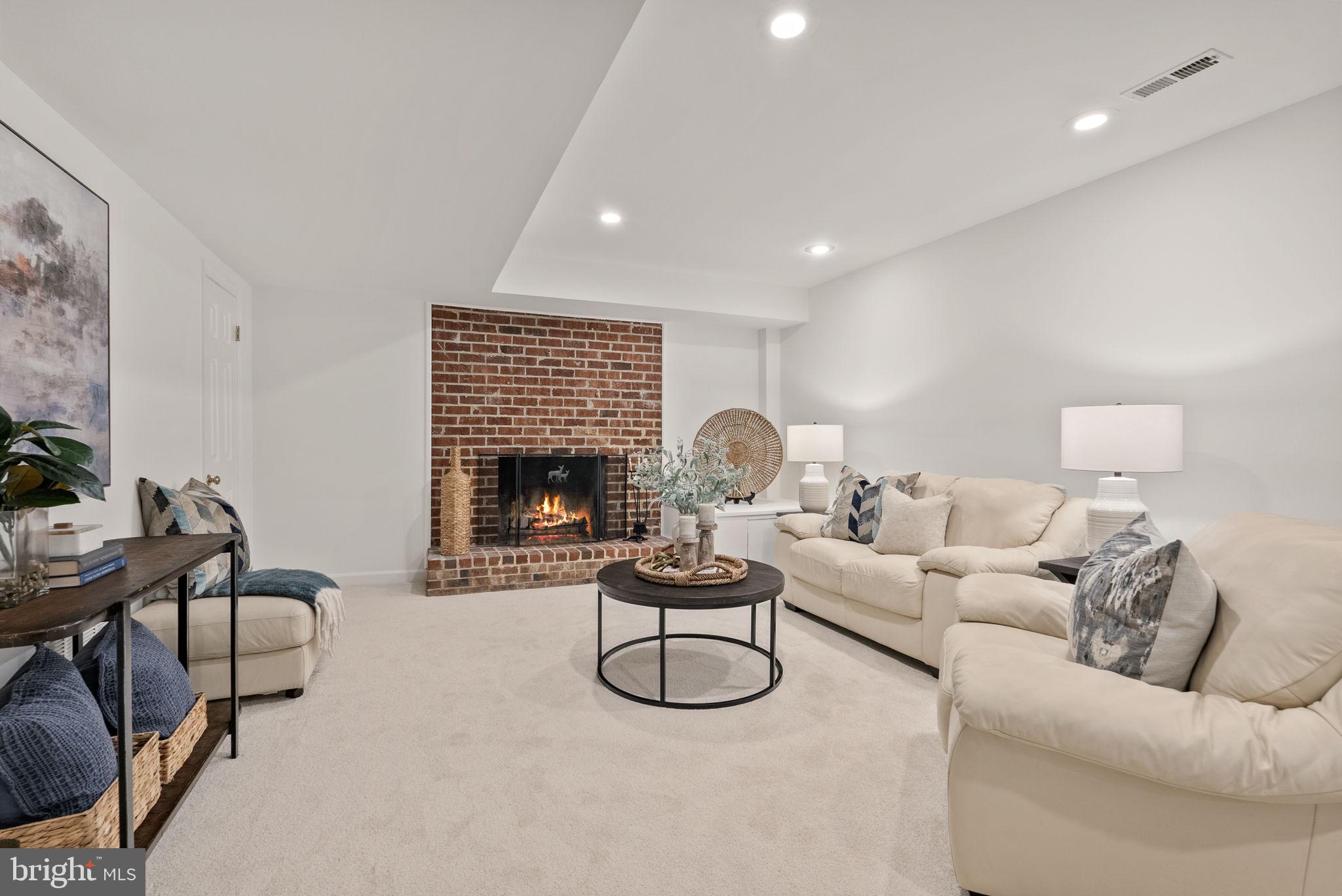 WINDSOR OAKS - Residential