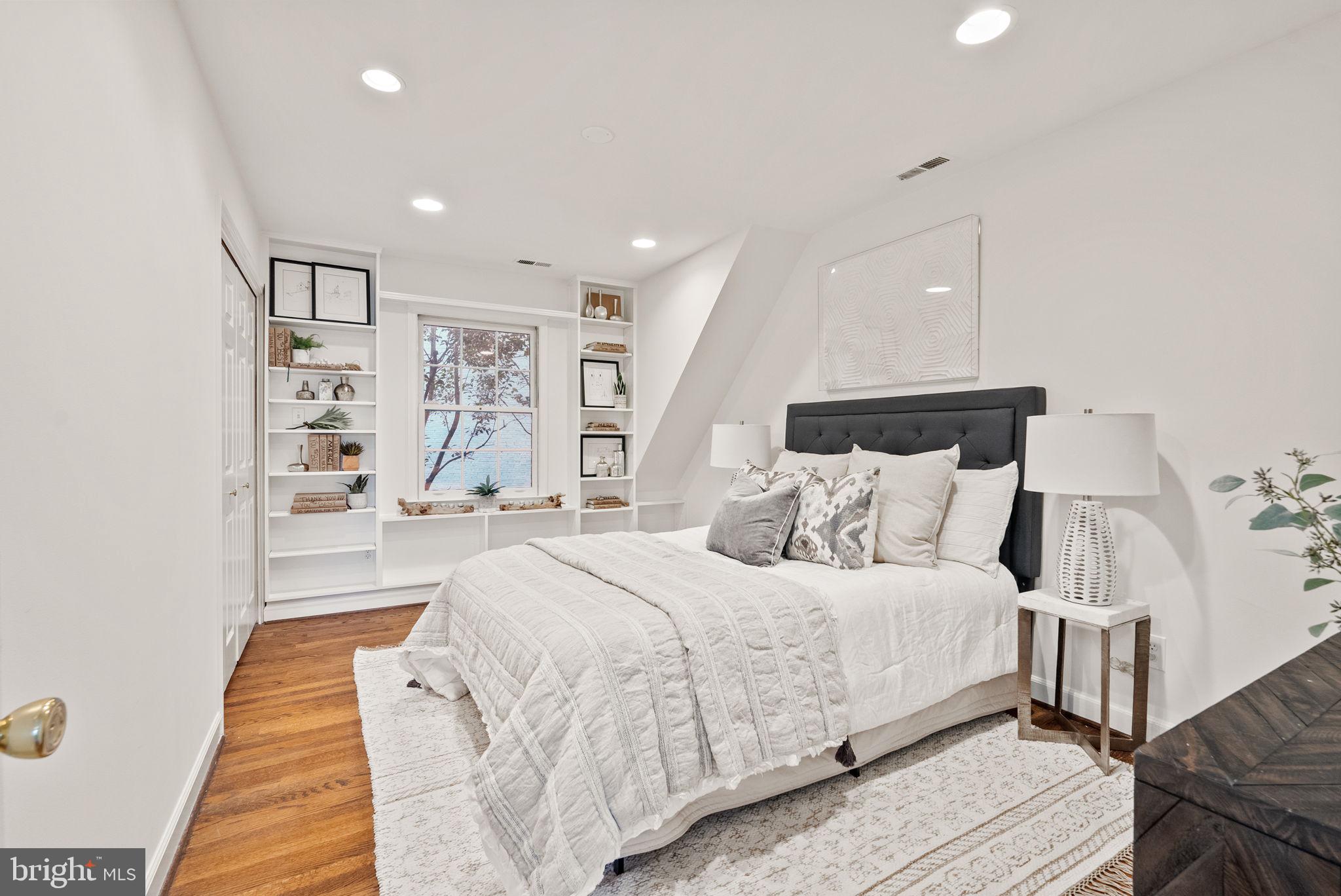 WINDSOR OAKS - Residential