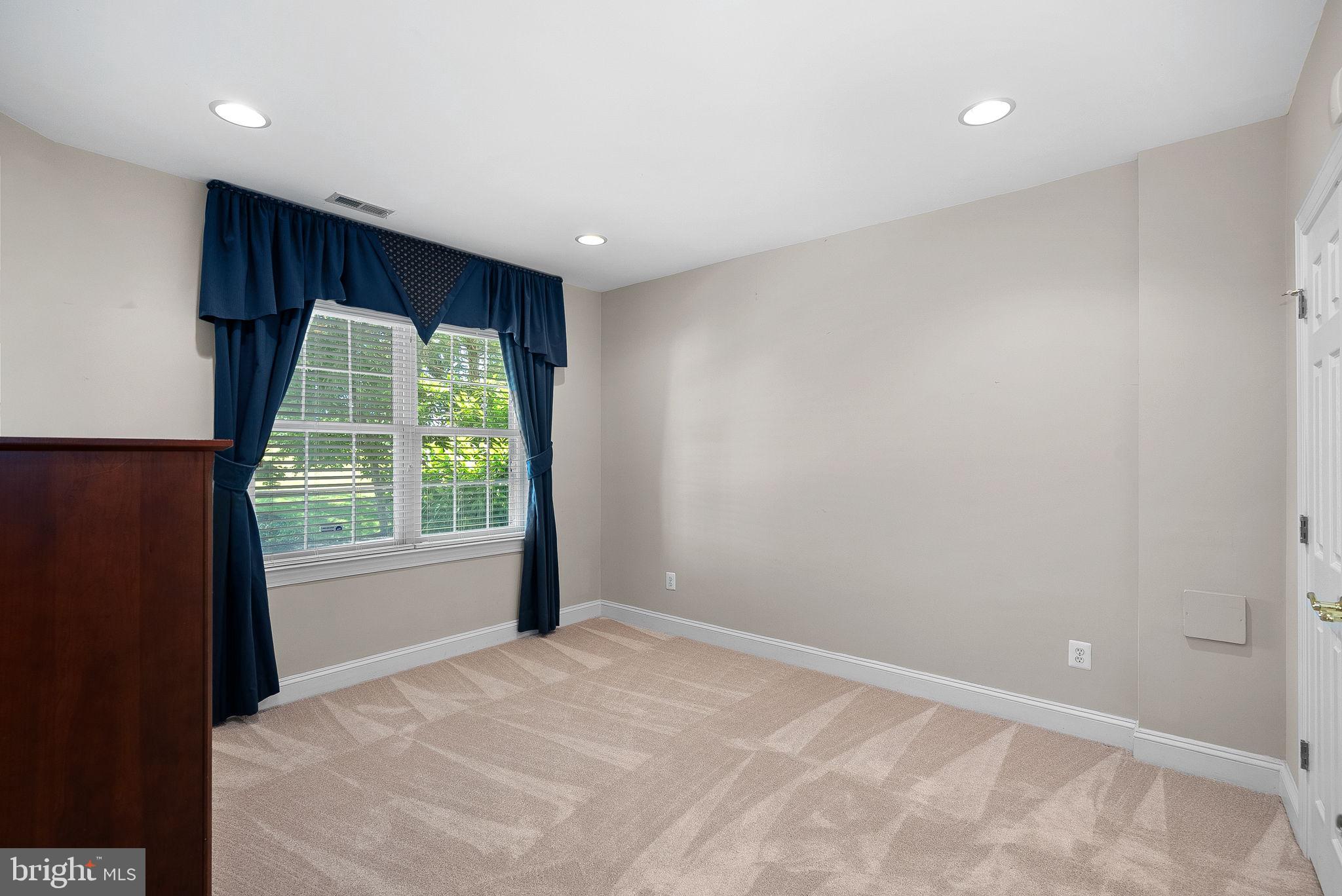 LANSDOWNE ON THE POTOMAC - Residential