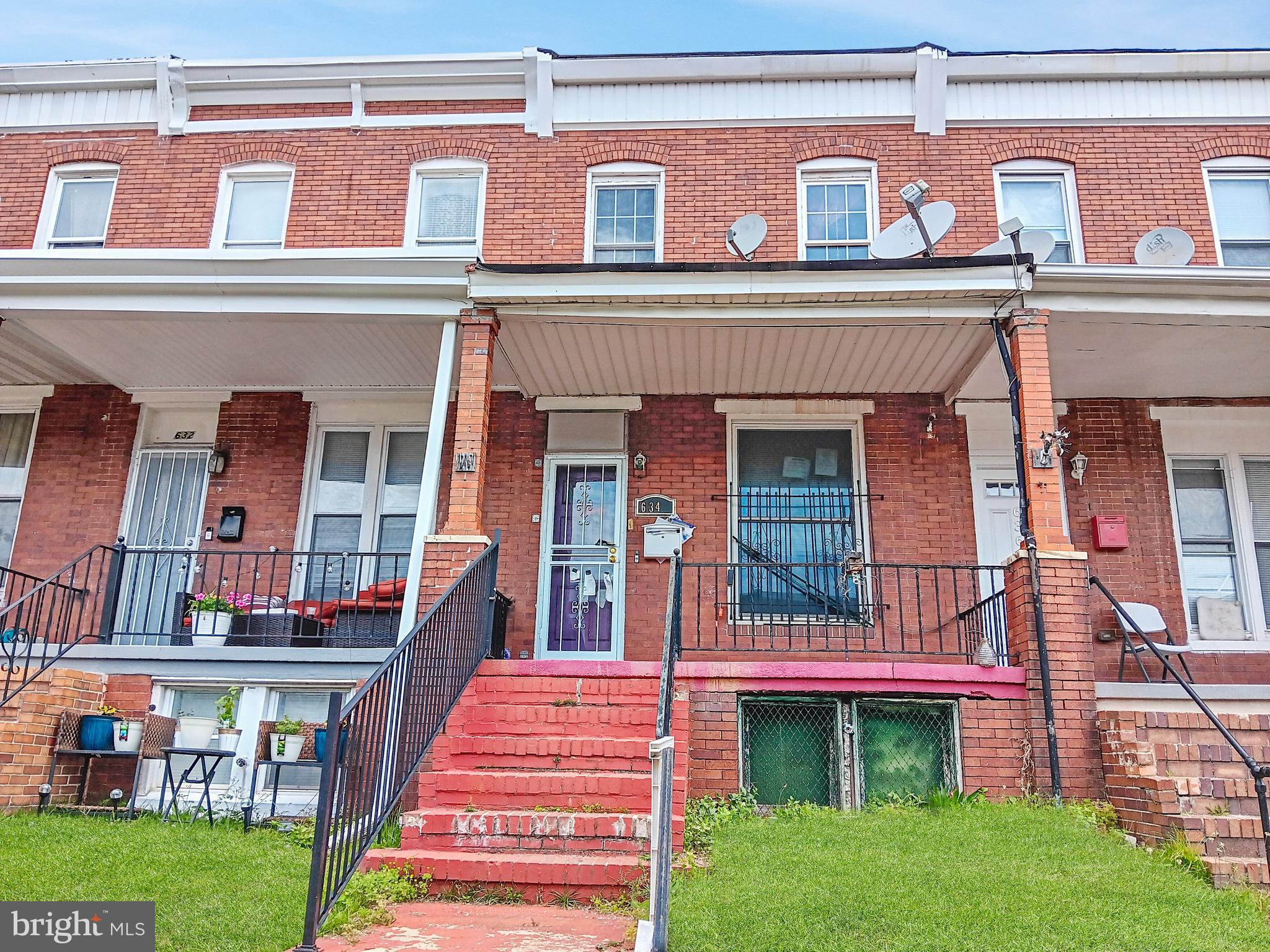 Welcome to 634 McKewin Ave in the heart of Waverly. This 3 bedroom 1.5 bath townhouse is just waiting  for its next owner to bring out its greatest potential.  Good size rooms throughout the property. Large living room with lots of light coming through the windows. Separate dining room as well. Kitchen has some upgrades. Newer countertops and cabinets. Space for table and chairs. Walk in pantry. Nice fenced in back yard.  Second floor has 3 bedrooms and a full bath that has been updated. Basement is unfinished with a half bath. With a little sweat equity, the basement can be anything you can imagine.  
   The house sits on a quiet street, yet close to many activities. Don’t let this one get away.