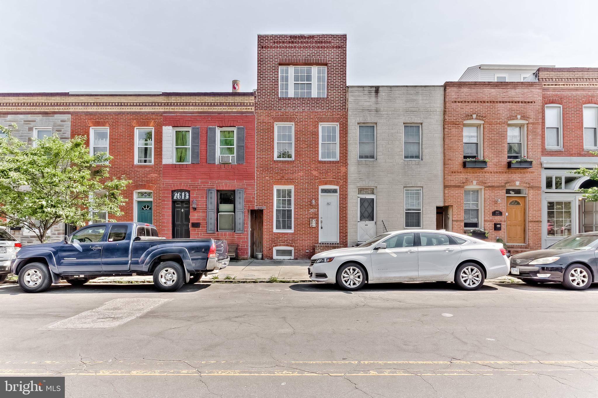 4 FINISHED LEVELS IN A+ LOCATION. EASY STREET PARKING. ROOFTOP DECK WITH WATER VIEWS. BACK PATIO WITH PRIVACY FENCE. UPDATED FLOORING AND PAINT. BEDROOMS ON 3 DIFFERENT LEVELS.