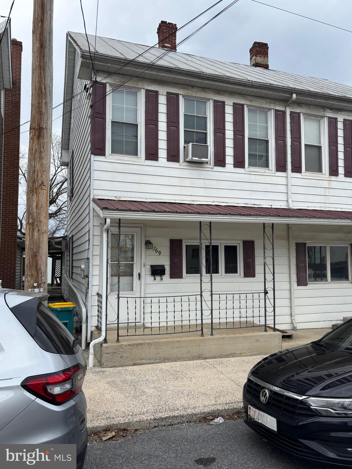 Three-bedroom,   1.5 bath colonial in the Borough of Chambersburg. Off-street parking
   Updates on roofs in rear , Carpeting through out , Coming  New Kitchen floor