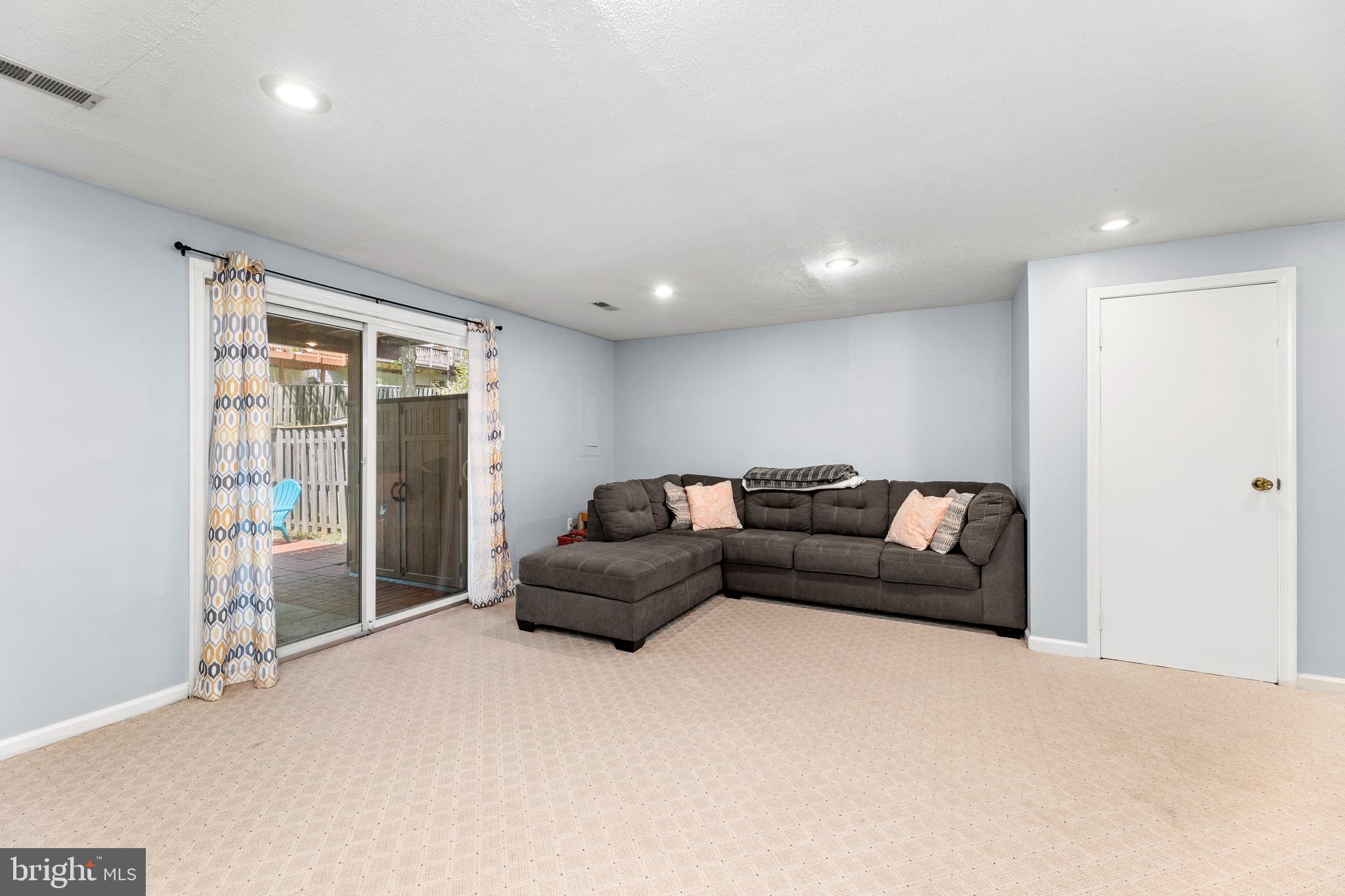 SINGLETONS GROVE - Residential Lease