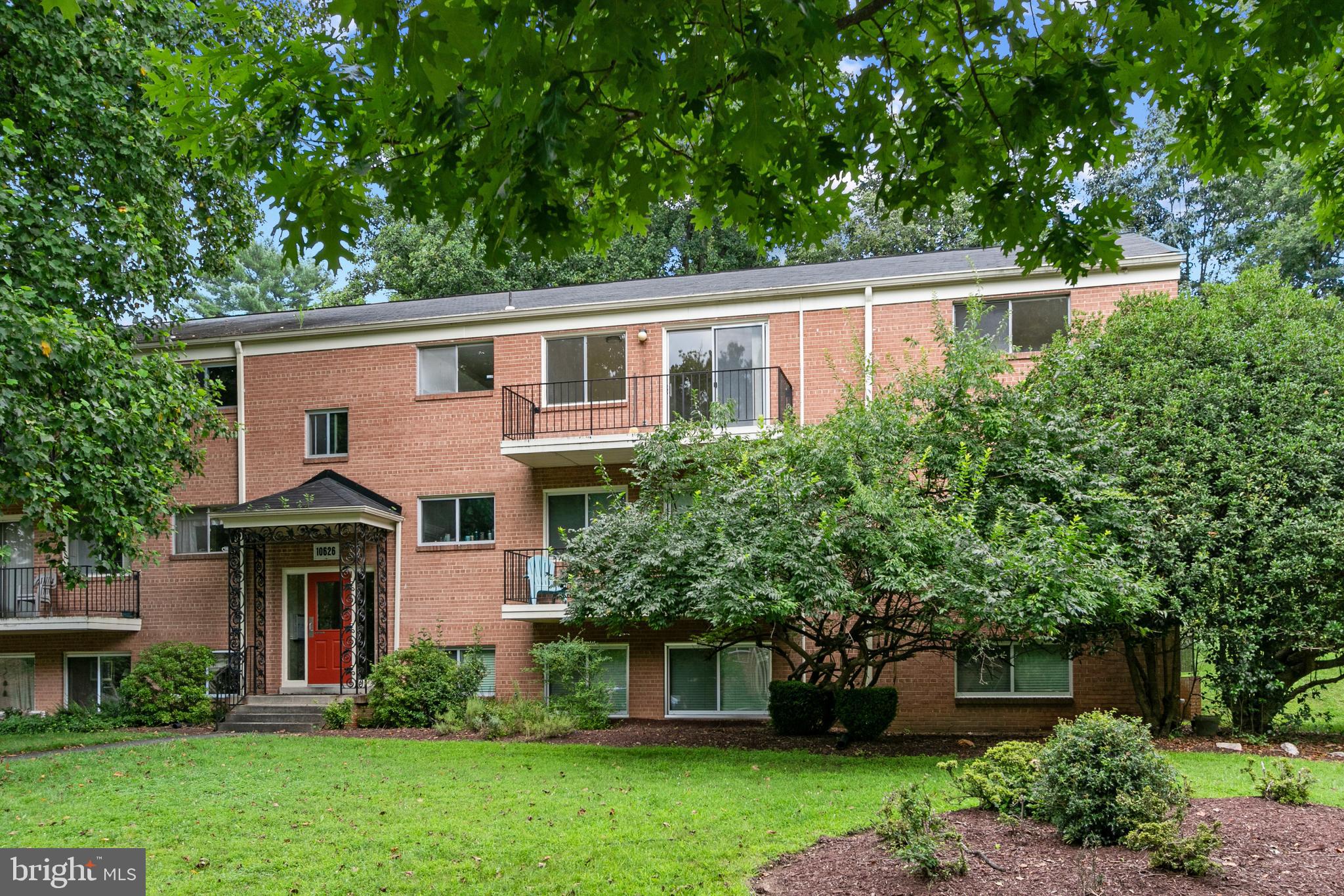 Top floor with balcony. Located in award winning Bethesda community just steps to the Grosvenor Metro station on the red line. Also near Garrett Park with MARC station, restaurant, post office. Walk, bike or jog in Rock Creek Park. Near NIH and Walter Reed Bethesda Medical, also downtown Bethesda. Walk to the Strathmore Music and Art centers with summer music on the lawn. Short Metro ride into Bethesda or the city. Convenient access to the beltway and I-270. This home has been immaculately maintained. Community amenities include pools, tennis courts, ball field, picnic area with grills, playground, sitting gardens and more.