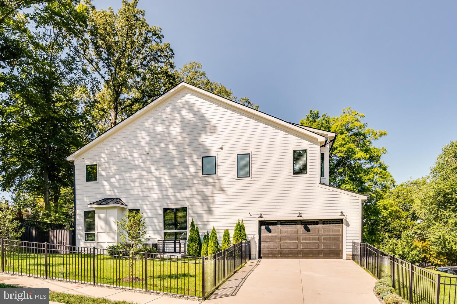 GOLF CLUB MANOR - Residential