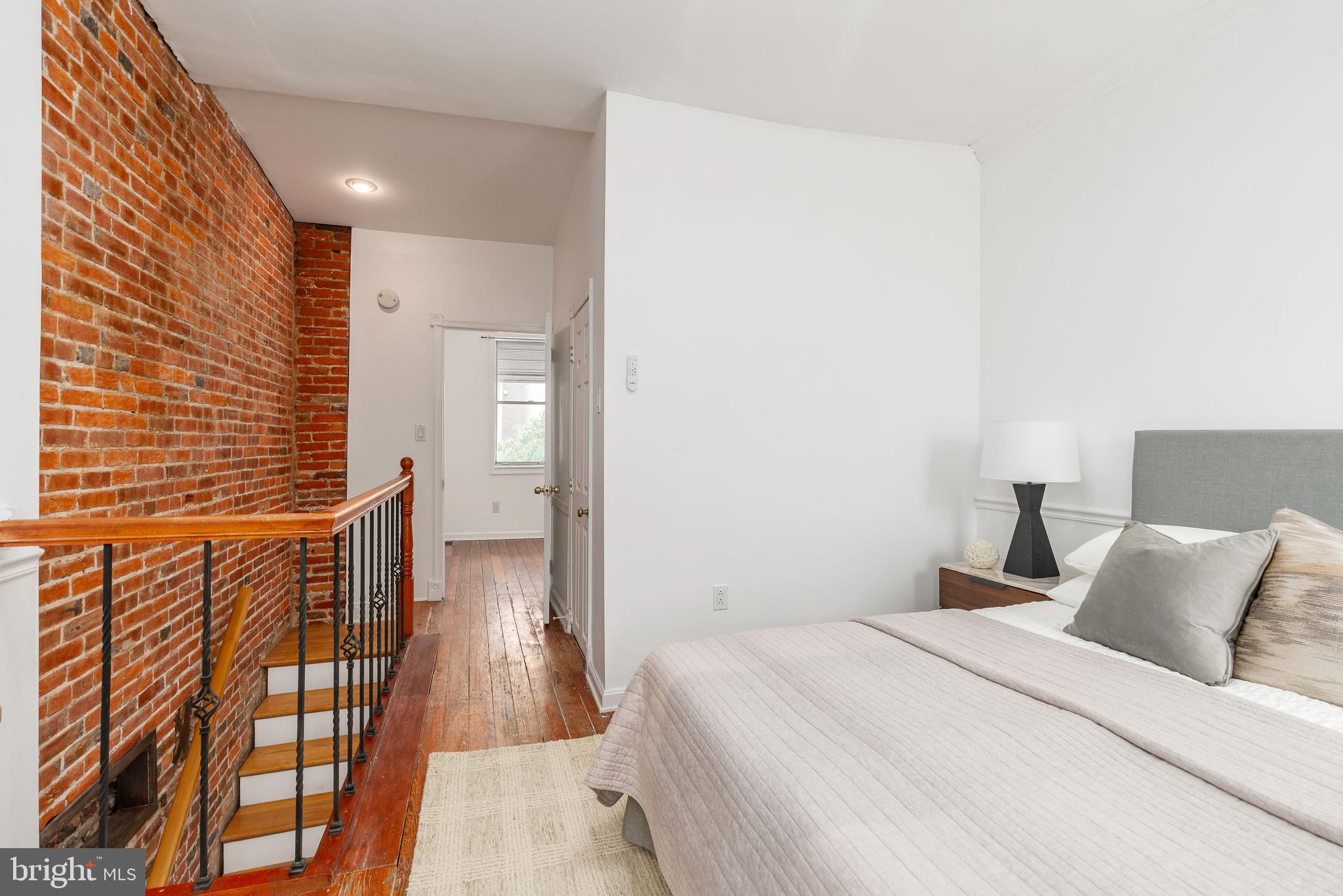 QUEEN VILLAGE - Residential