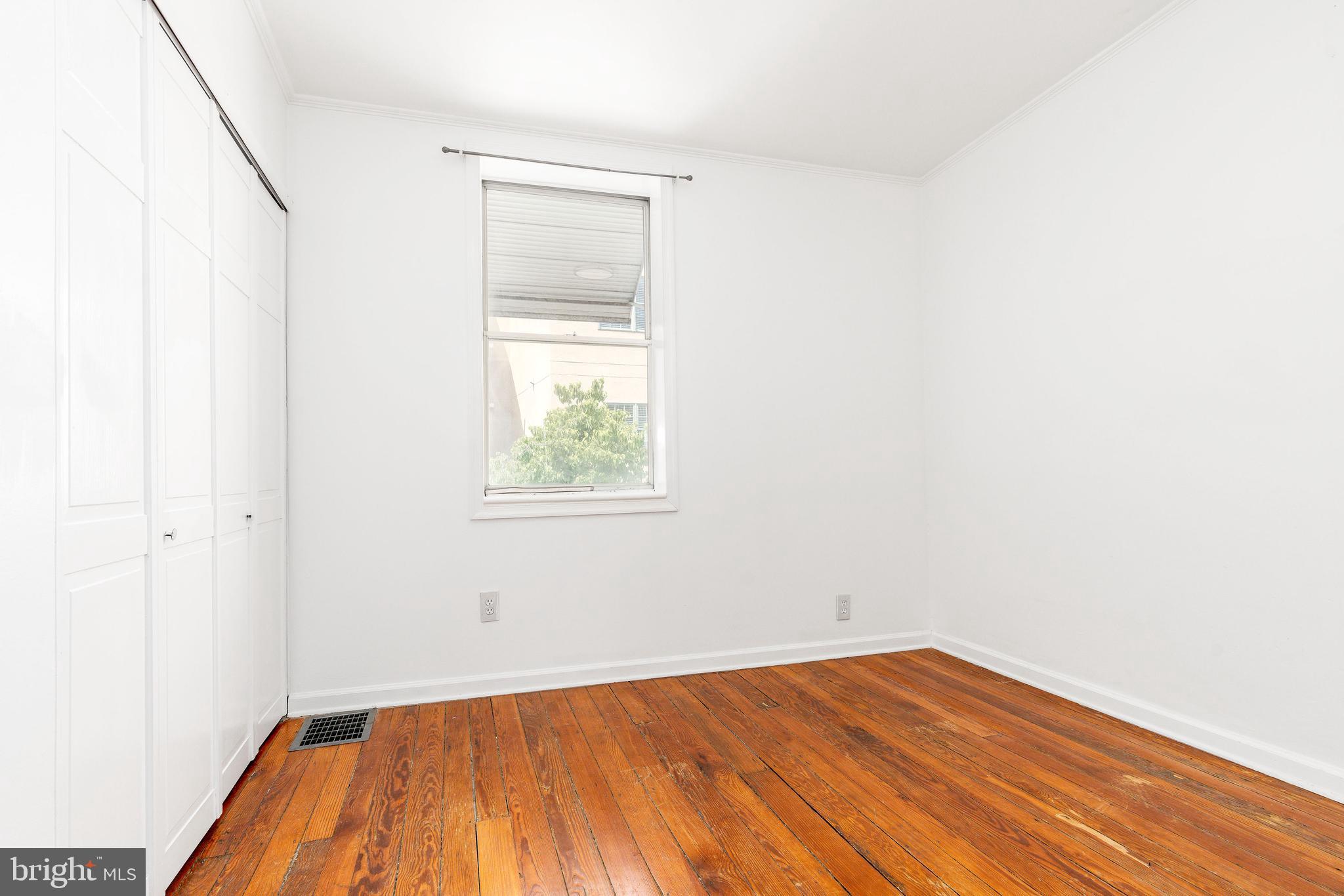 QUEEN VILLAGE - Residential