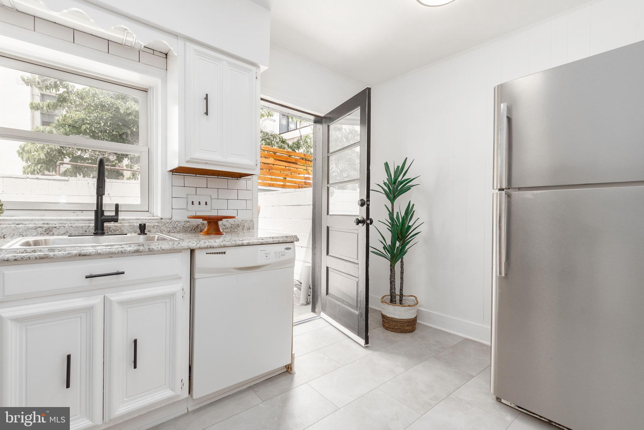 QUEEN VILLAGE - Residential