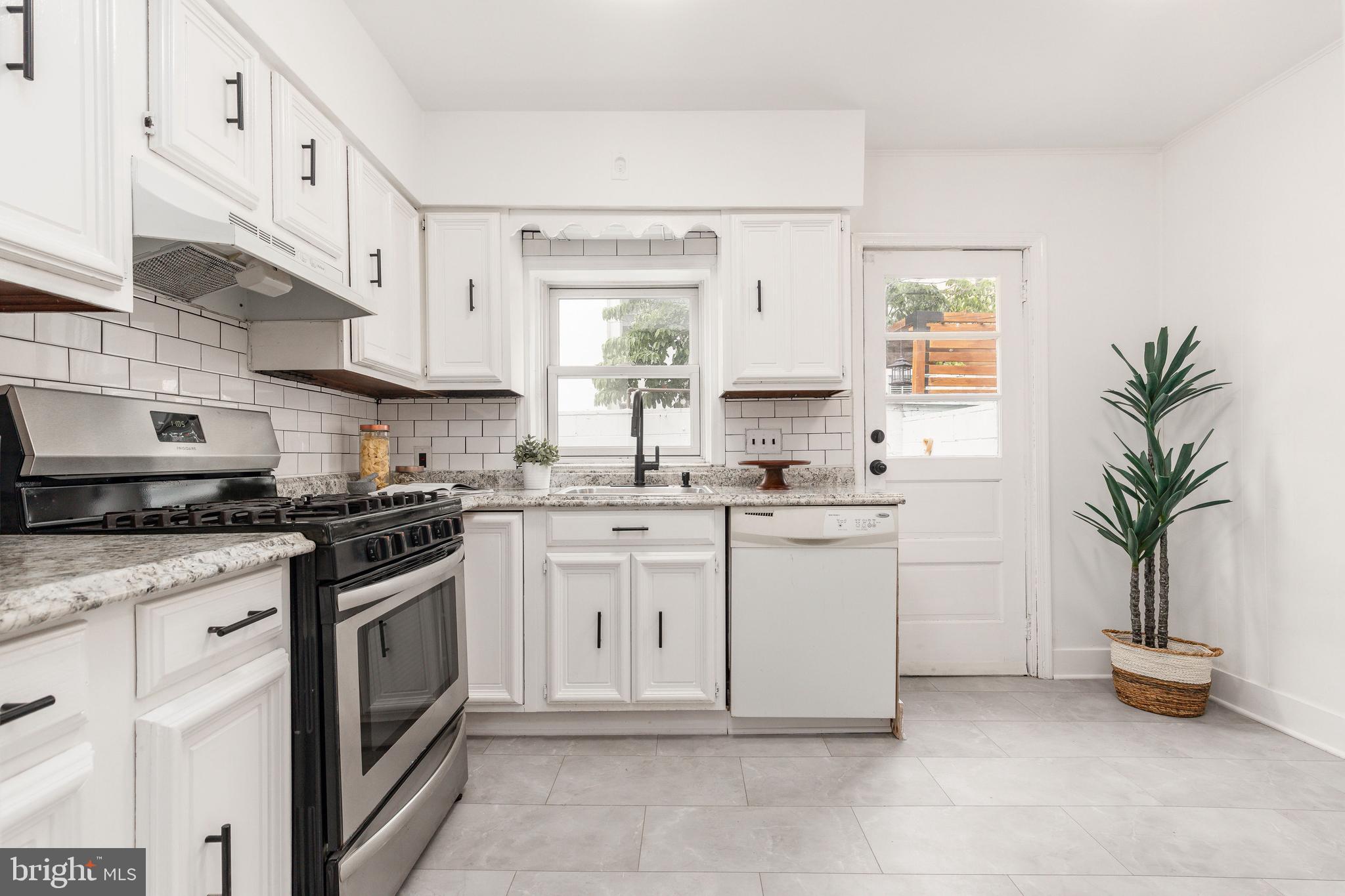 QUEEN VILLAGE - Residential