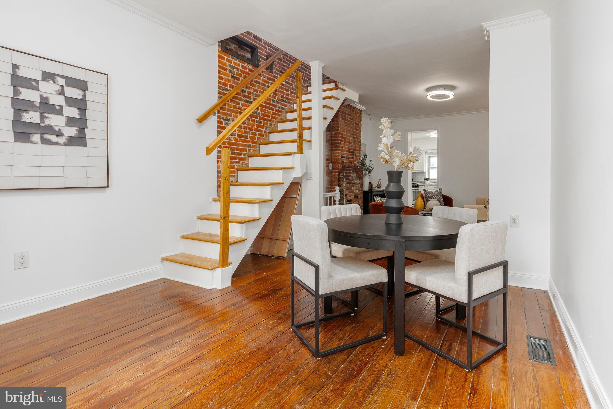 QUEEN VILLAGE - Residential