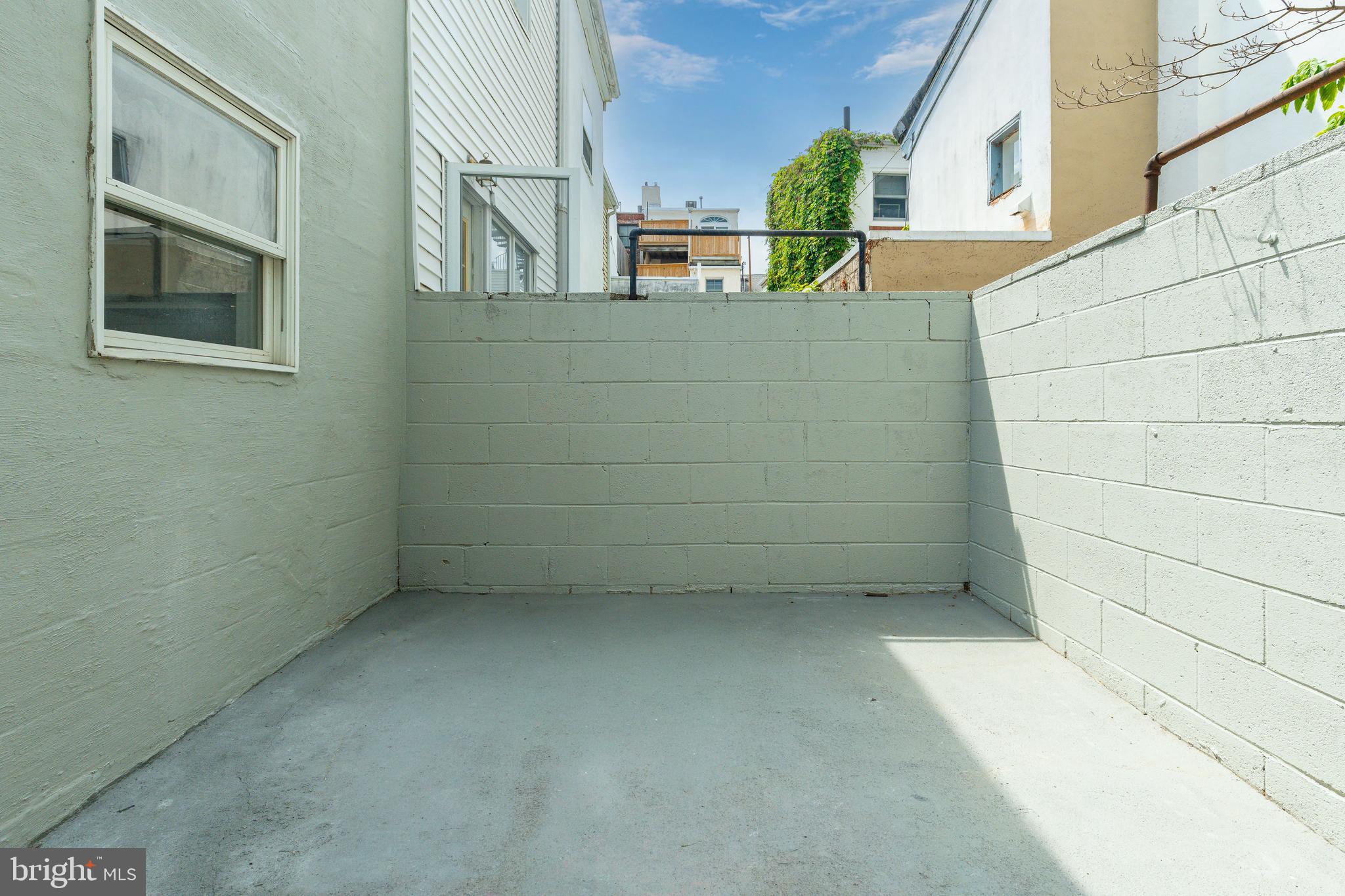 QUEEN VILLAGE - Residential