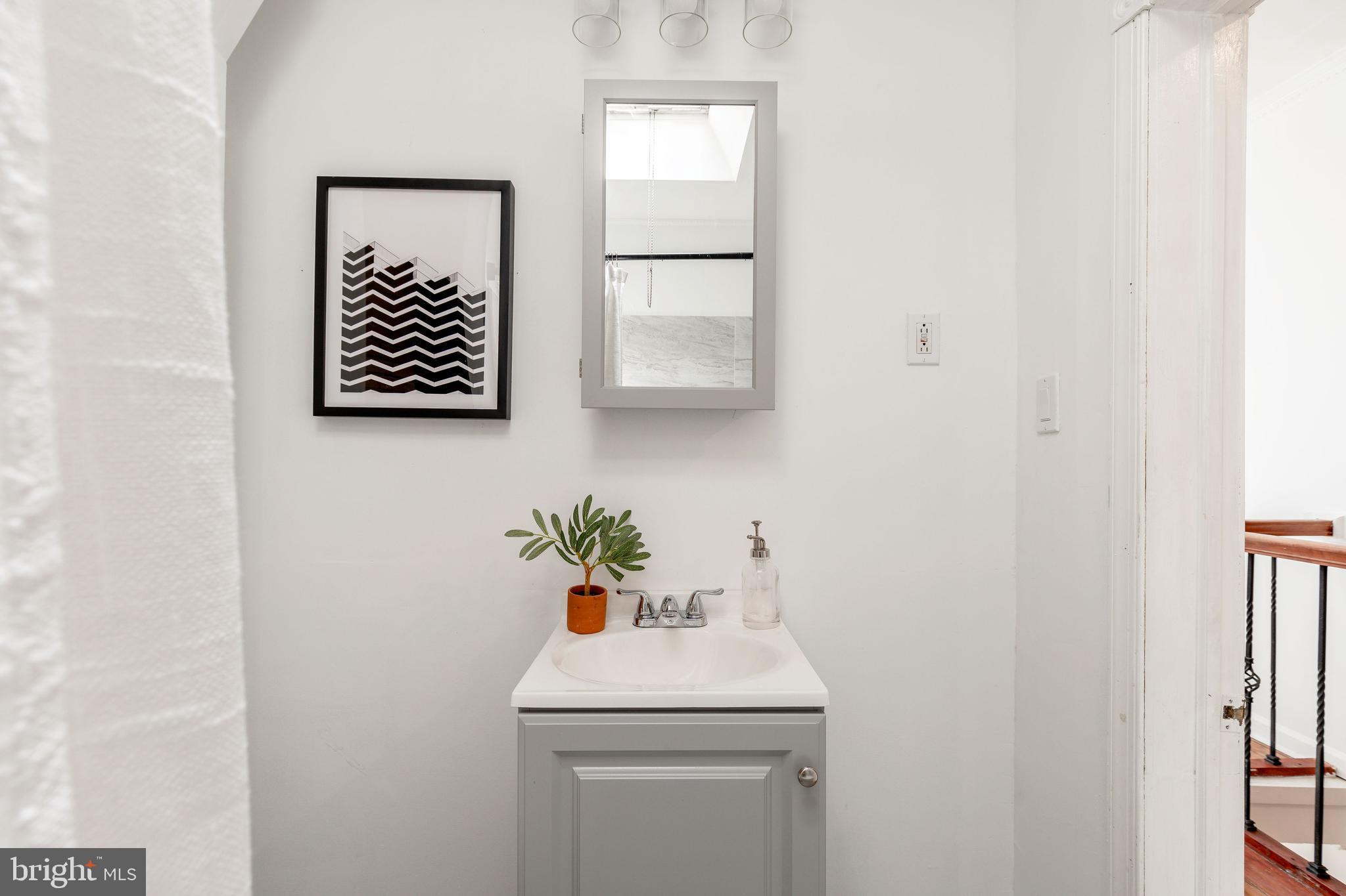 QUEEN VILLAGE - Residential