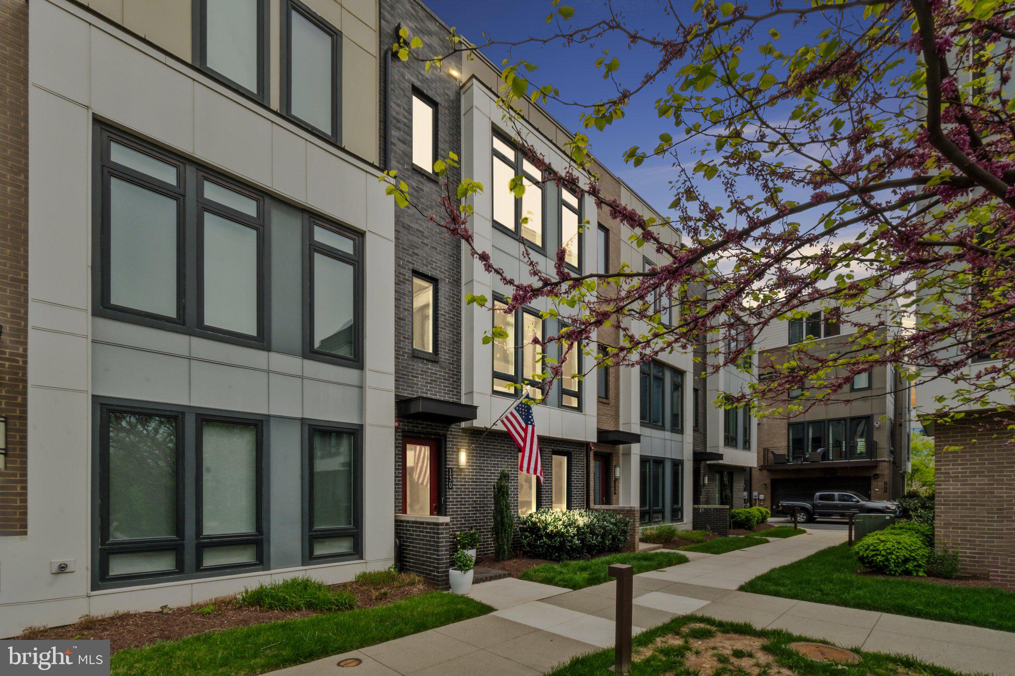 EISENHOWER SQUARE - Residential