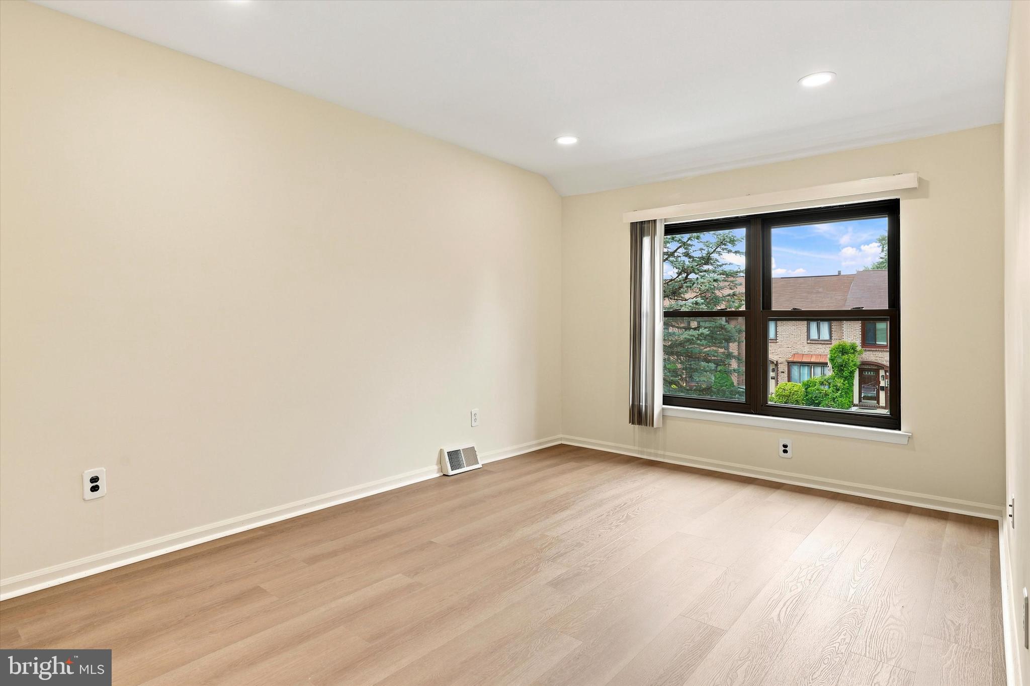 VILLAGE SHIRES - Residential