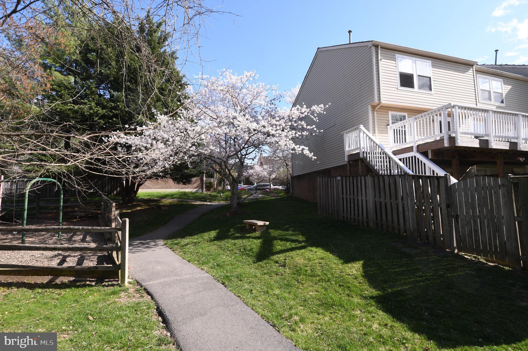 QUINCE ORCHARD KNOLLS - Residential