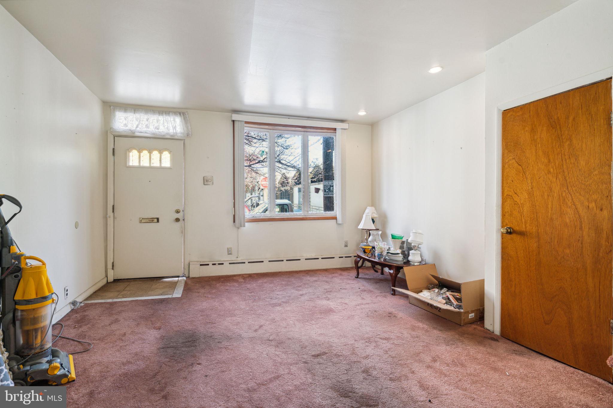 QUEEN VILLAGE - Residential