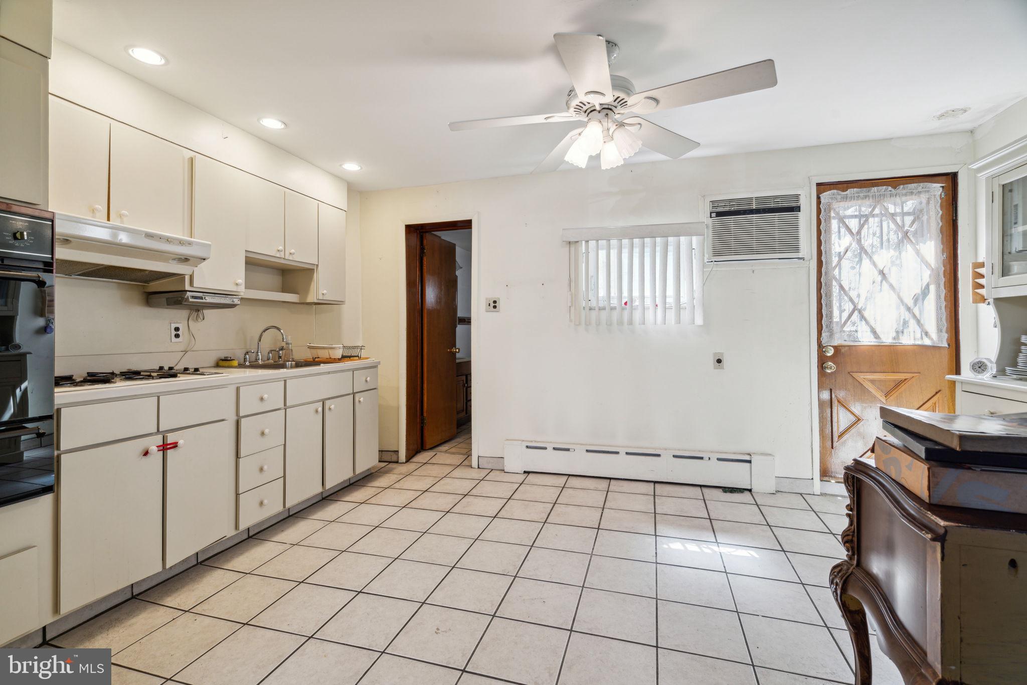 QUEEN VILLAGE - Residential