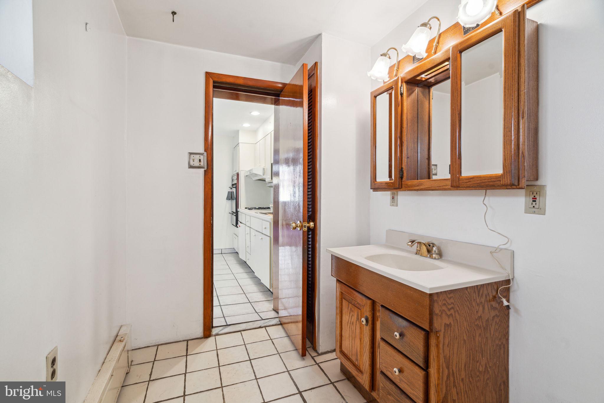 QUEEN VILLAGE - Residential