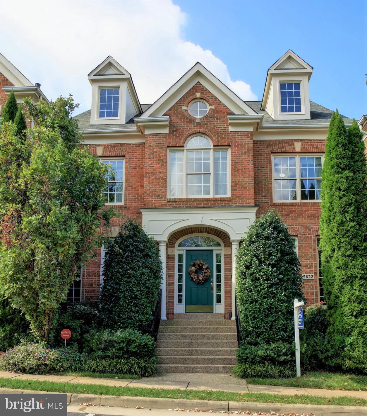 Located on the "Green"- Gorgeous Georgian Courtyard Home in award winning Farrcroft. HW floors on main lvl & upper hall, Chef's kitchen w/granite, large island & butler's pantry. 2 story family room with a wall of windows. Private, fenced, rear stone patio w/sitting wall, custom landscaping & soothing fountain. Extensive moldings, custom paint. 3 fin. lvls, 2 FPs, 2 car garage. Walk to  FFX City!