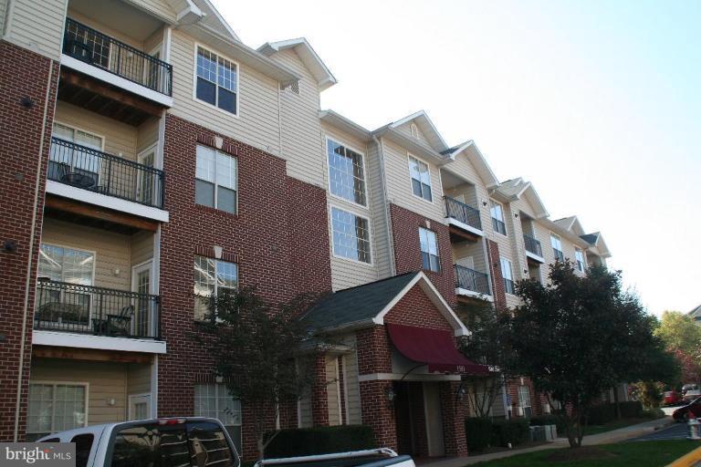 Location, location, location! Lovely, well maintained bigger 1Br unit w/great floor plan in sought after Gates of McLean, on quiet side of building overlooking trees, with one garage parking space and WASHER/DRYER in unit.  no pet, no smoker.