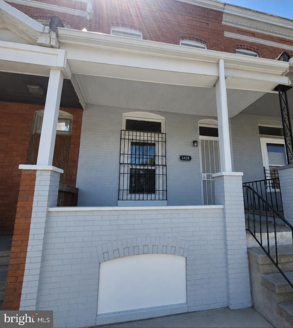 Newly renovated 3 bed 2 full bath rowhome in West Baltimore. There is a full bath on the main floor, new floors and renovated kitchen.