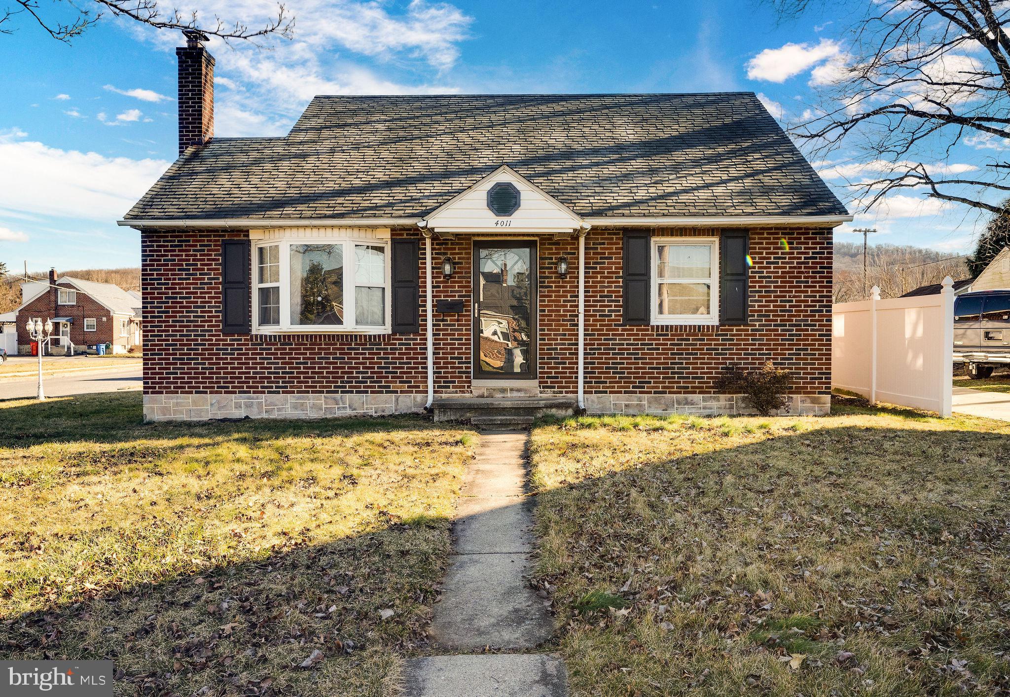Single ALL Brick home with 3 bedrooms, Hardwood Floors,2 Car Garage ,Large Eat- In Kitchen, Living Room with a Fireplace on a Corner Lot.

Call today for your Private Showing!