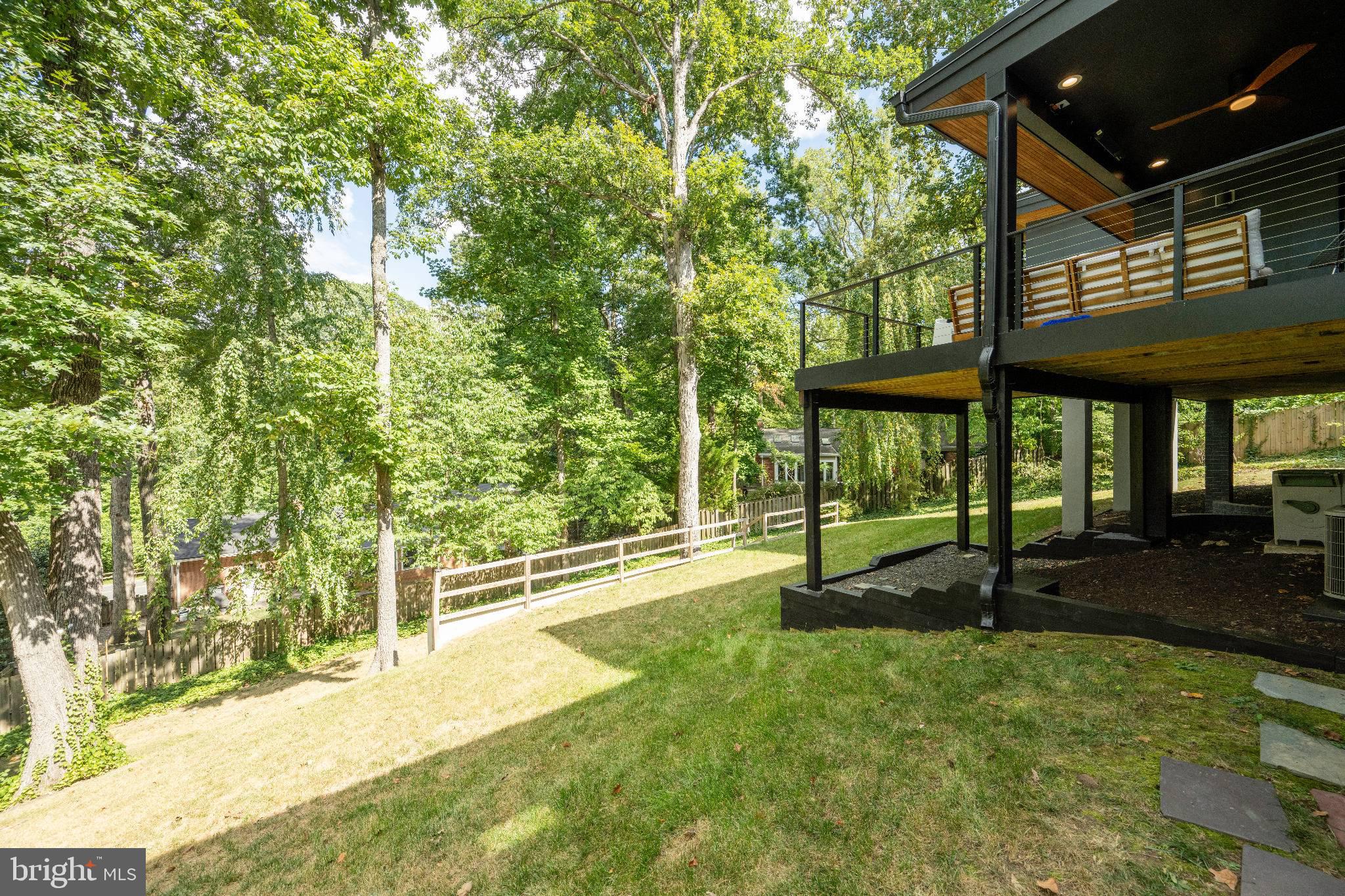 LAKE BARCROFT - Residential