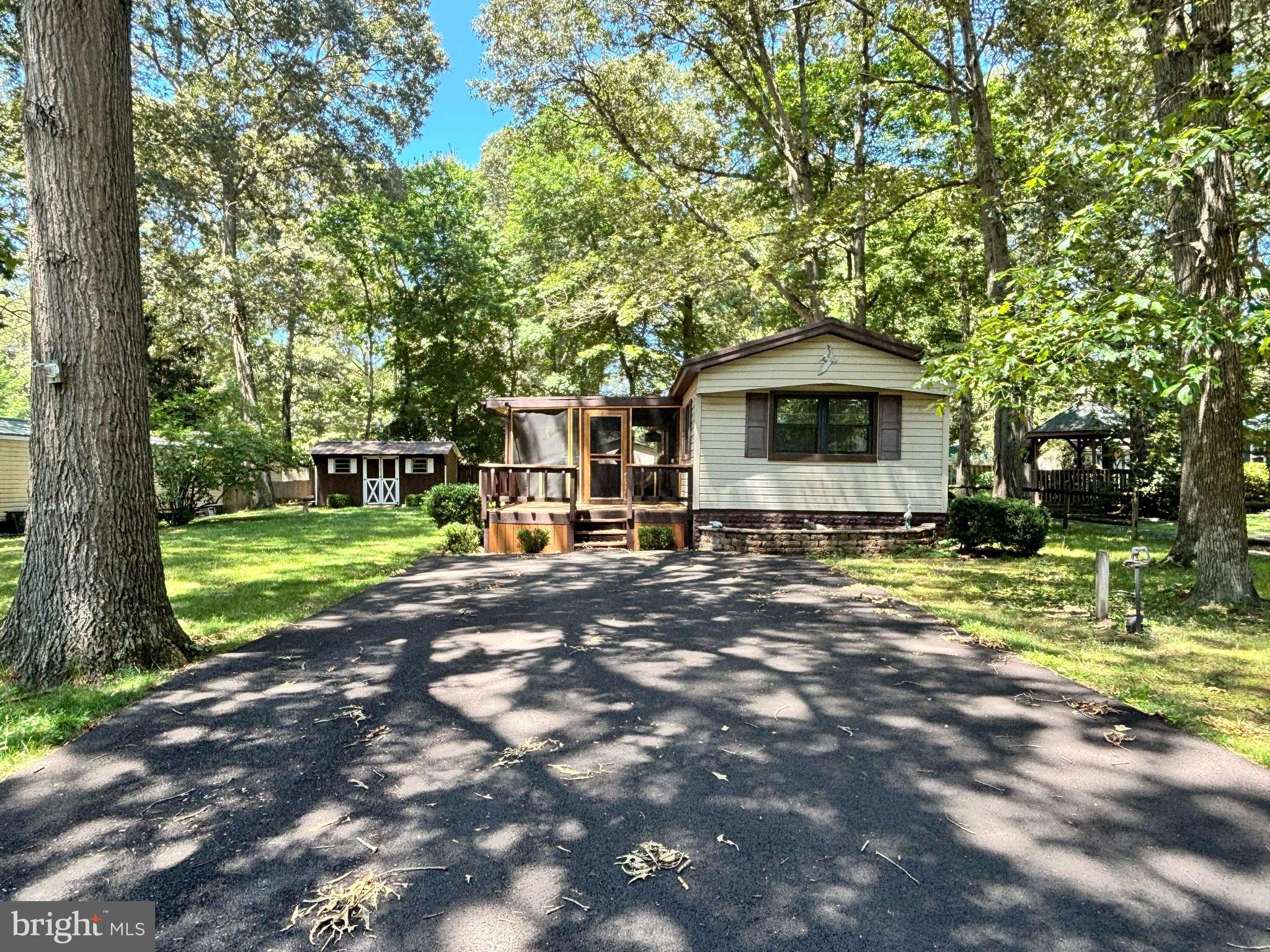 LAZY LAKE - Residential