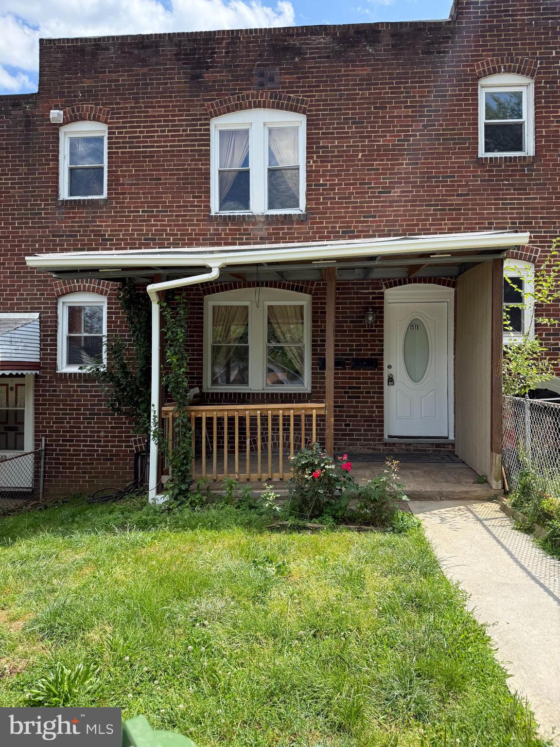 Great Investment Property 3 level townhouse 6 bedrooms and 3 full baths completely remodeled ready to move in. The first unit has its own electrical meter, and the second floor has also its own  electrical.  Each unit can be rent for $1,350 approximately ready to me rent.