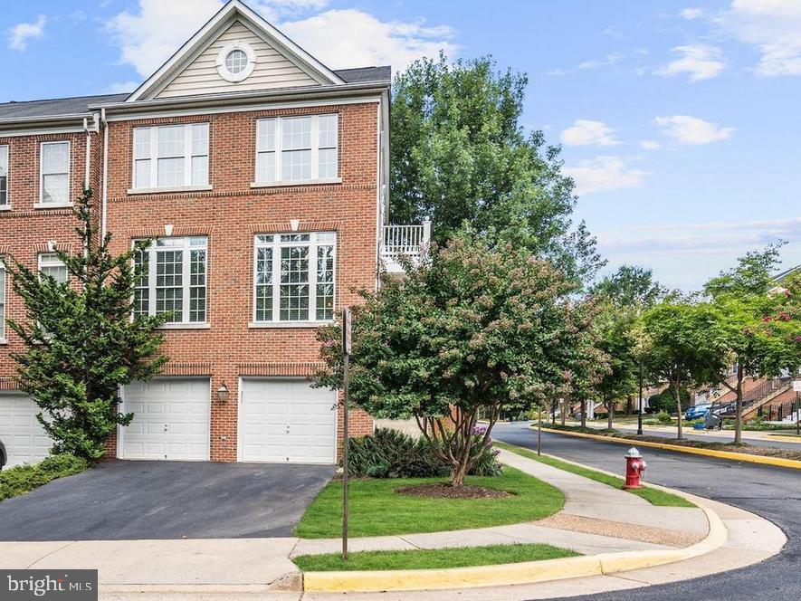 Luxury Brick Front End Unit with 2 Car Garage ,3BR, 3.5Baths , Gourmet kitchen with Granite counter tops, Island, Prime location! Walk to Wegmans! Fairfax Town Center is only half a mile away, with restaurants, shopping, movie theater. Easy access to all commuter routes!