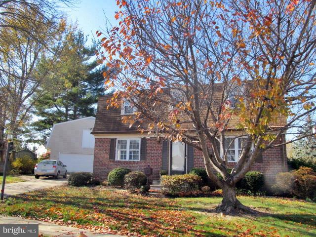 WONDERFUL HOME WITH LOTS OS SPACE  5 FULL BEDROOMS 4 ON THE 2ND LEVEL WITH FORMAL DINING ROOM , LIVING ROOM EAT IN KITCHEN , DEN AND SUN PORCH ON THE MAIN LEVEL. FINISHED LOWER LEVEL WITH POWDER ROOM. BONUS ROOM ABOVE OVERSIZED GARAGE. SPACIOUS LANDSCAPED YARD PRICED TO SELL . DON'T MISS OUT ON THIS LOVELY HOME