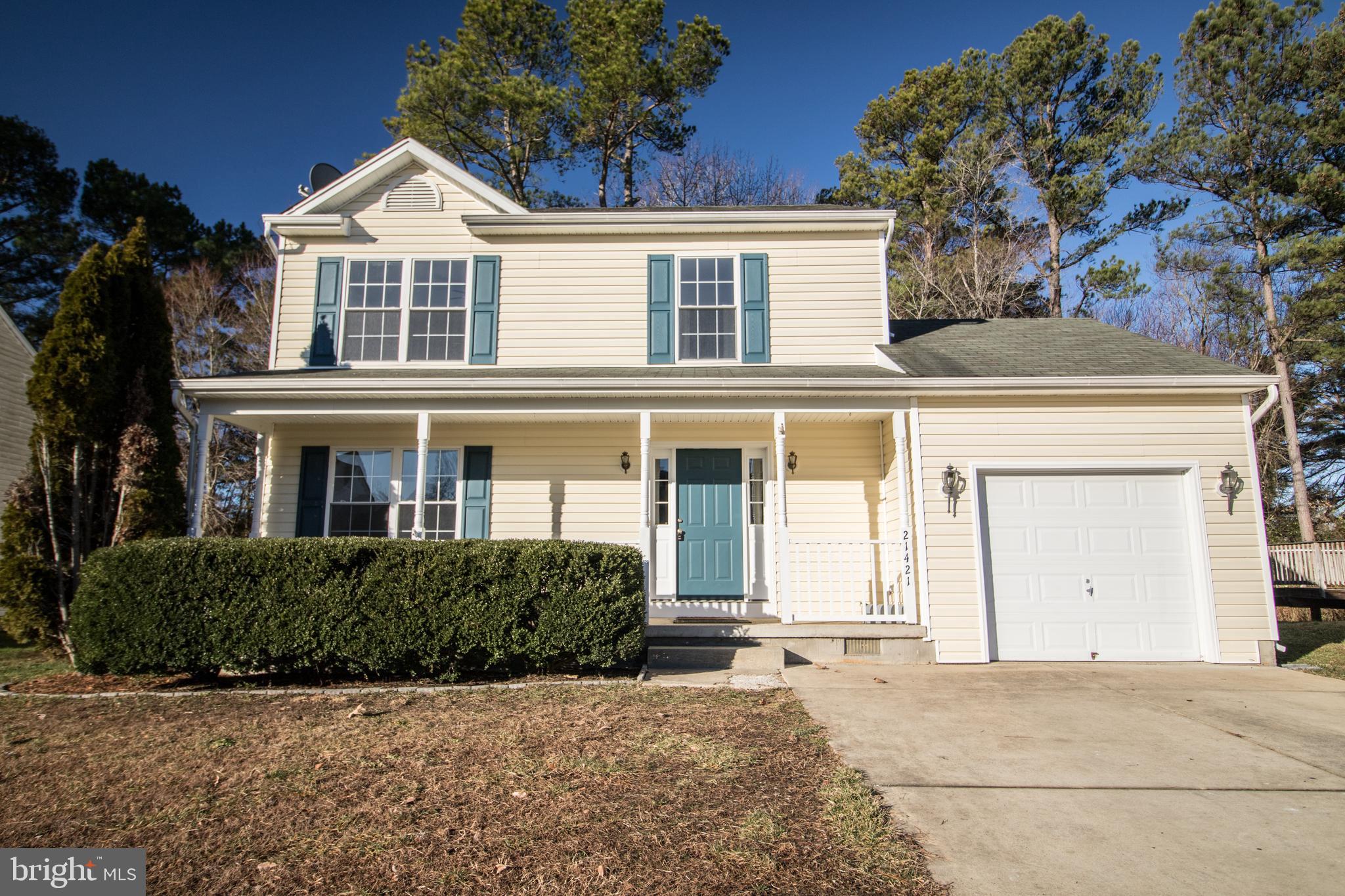 Great 3 bed 2.5 bath home in Emerald Hills. Attached one car garage and nice front porch. Washer/Dryer included. Natural gas heat, hot water and stove. Kitchen island,  formal LR, formal DR, eat-in kitchen. Master bedroom with walk-in closet. Fresh paint and new flooring throughout. Tenant responsible for minor int./ext. maintenance. Must use Wilkerson application lease. Certified funds.