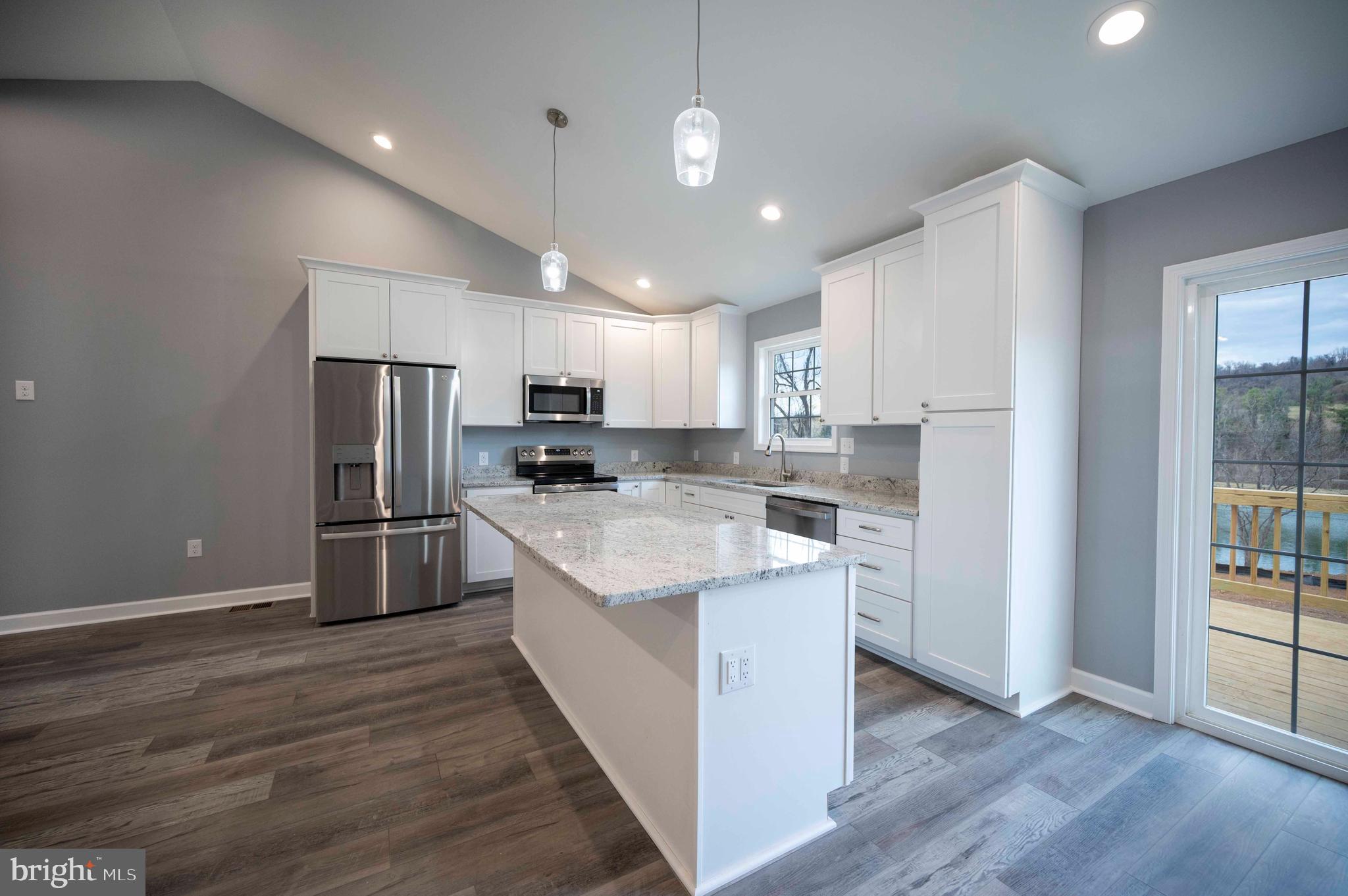 LAKE FRONT ROYAL - Residential