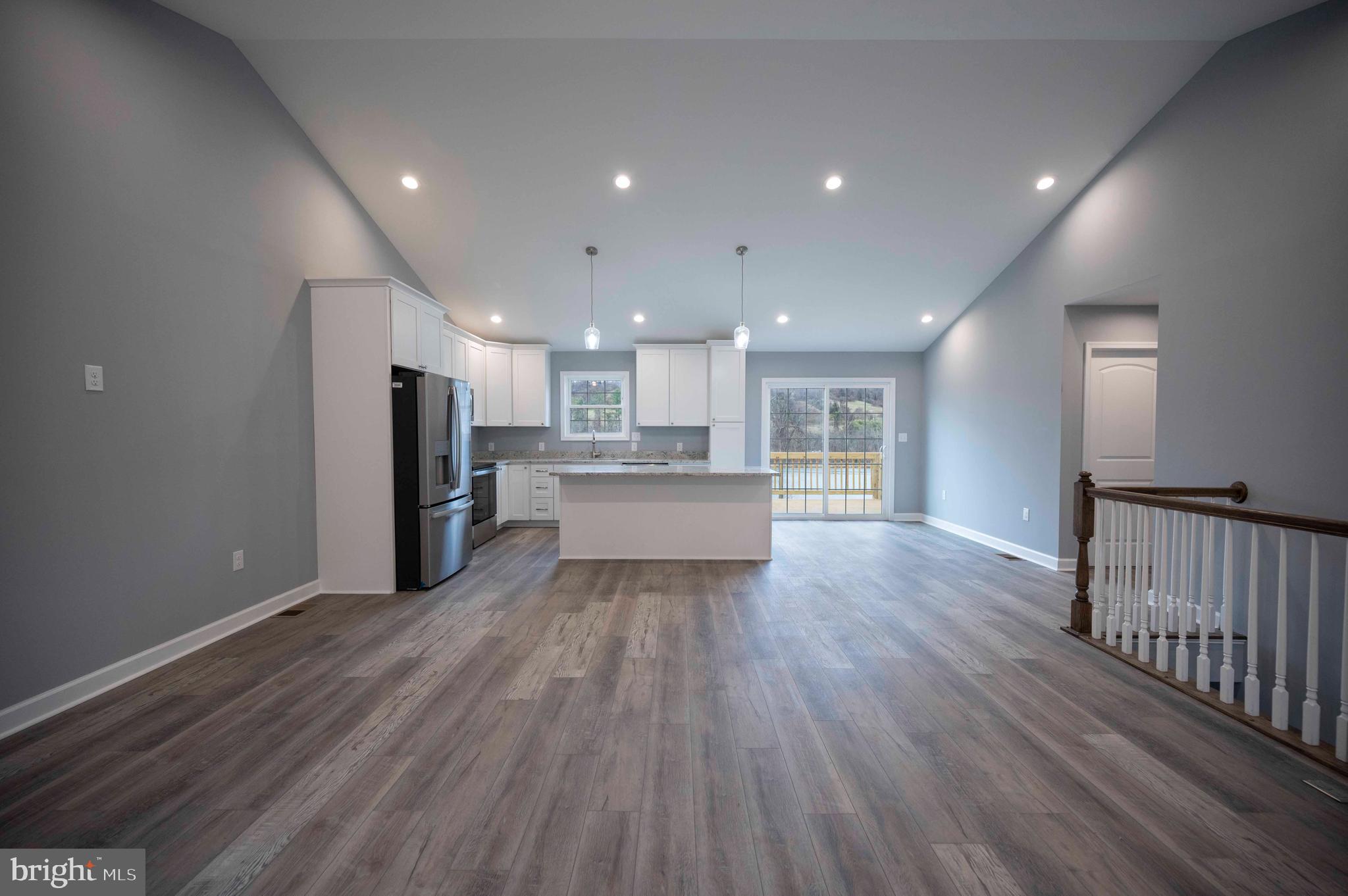 LAKE FRONT ROYAL - Residential