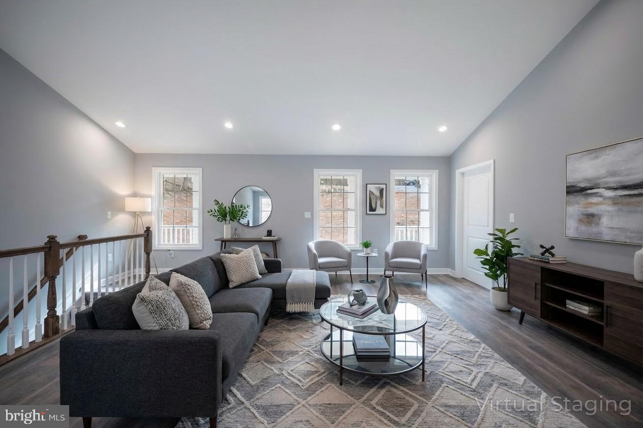 LAKE FRONT ROYAL - Residential