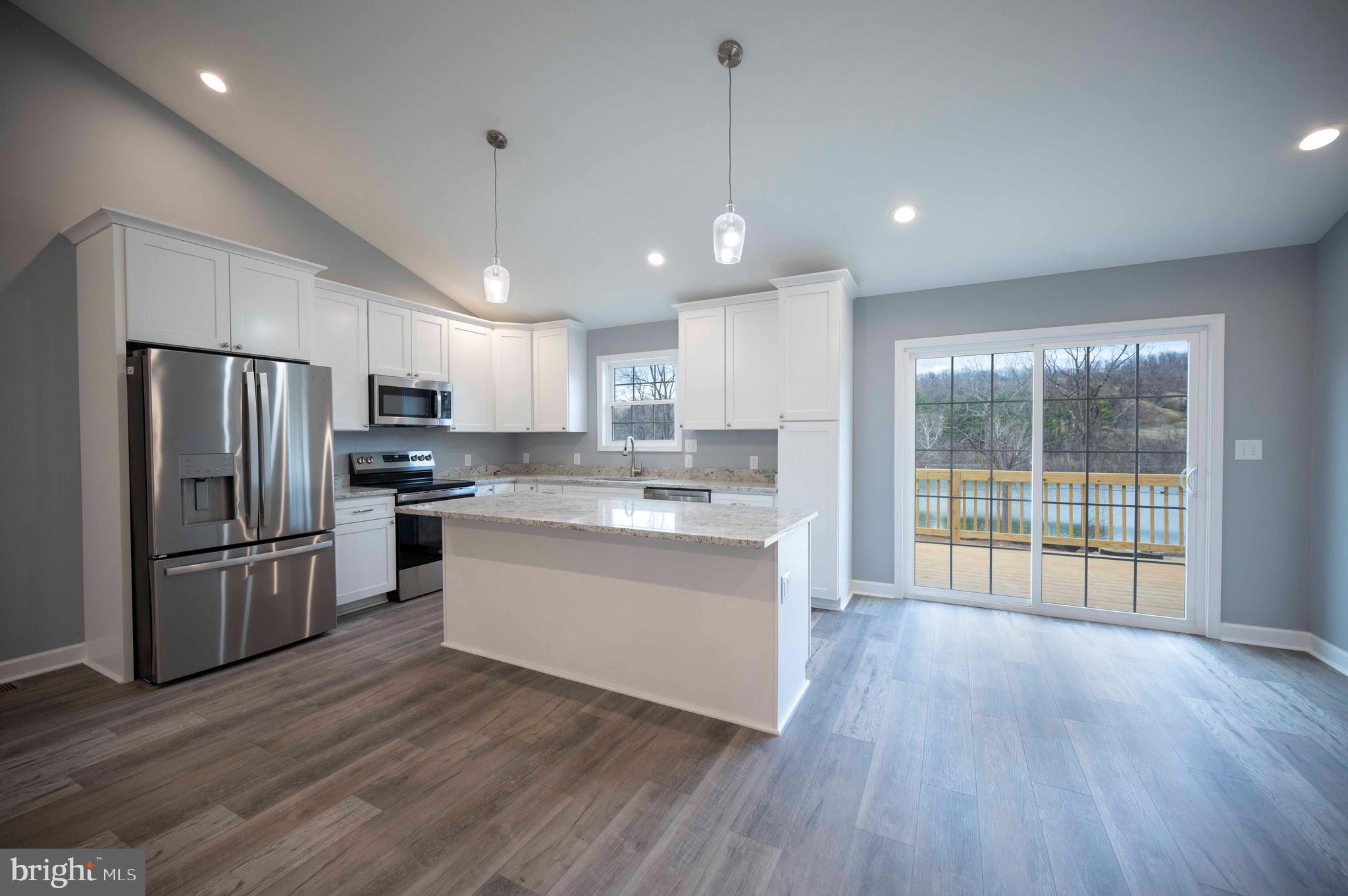 LAKE FRONT ROYAL - Residential