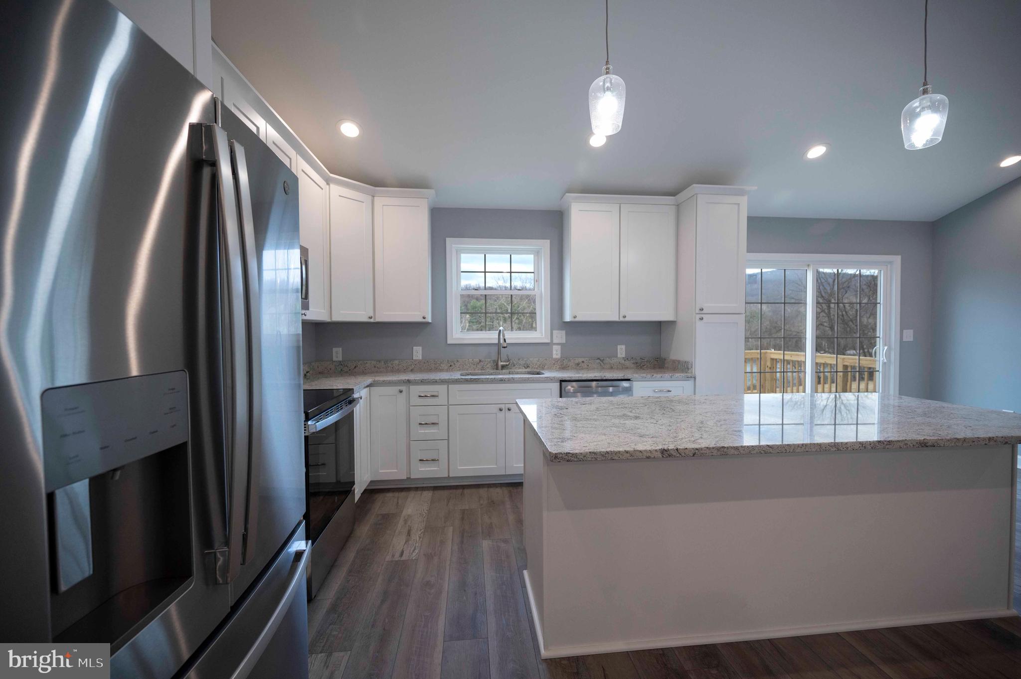 LAKE FRONT ROYAL - Residential