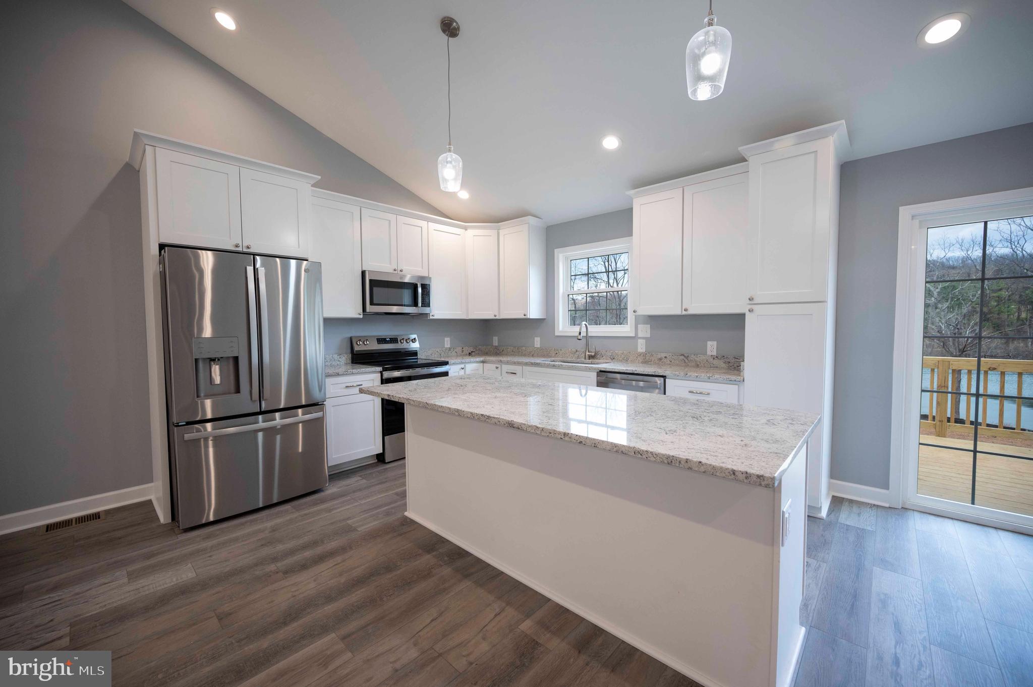 LAKE FRONT ROYAL - Residential