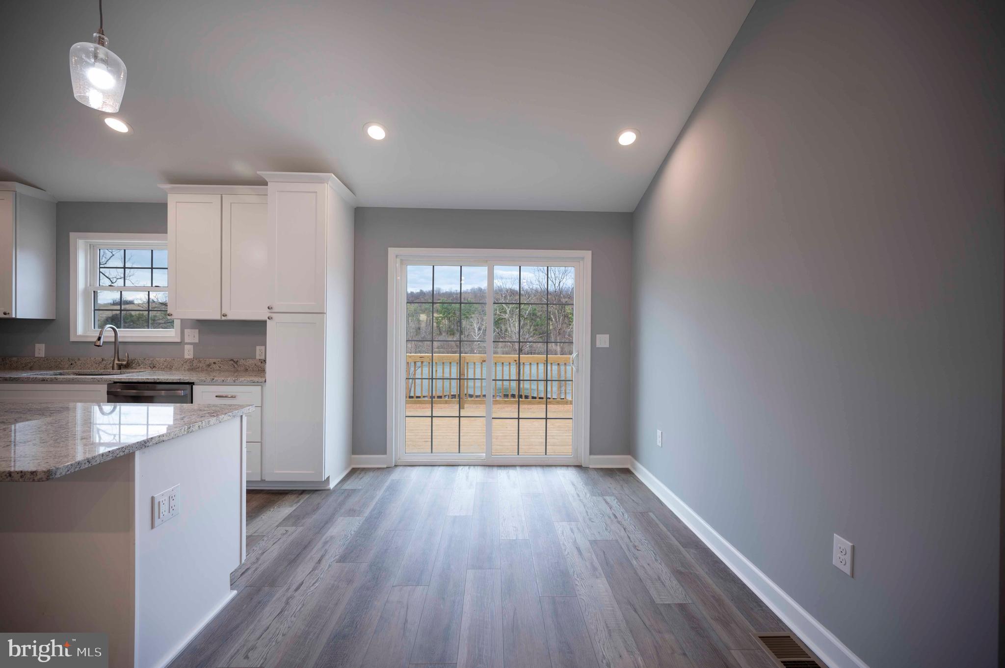 LAKE FRONT ROYAL - Residential