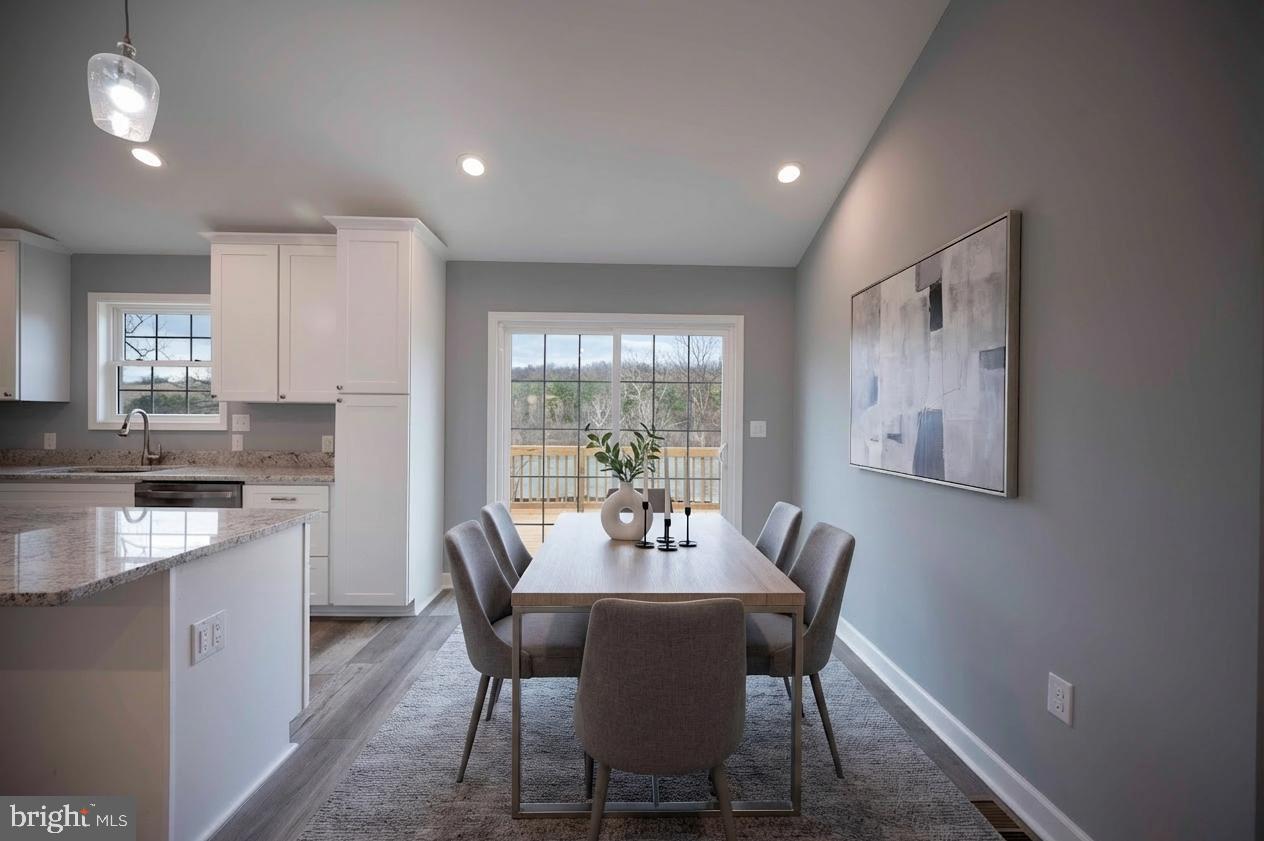 LAKE FRONT ROYAL - Residential