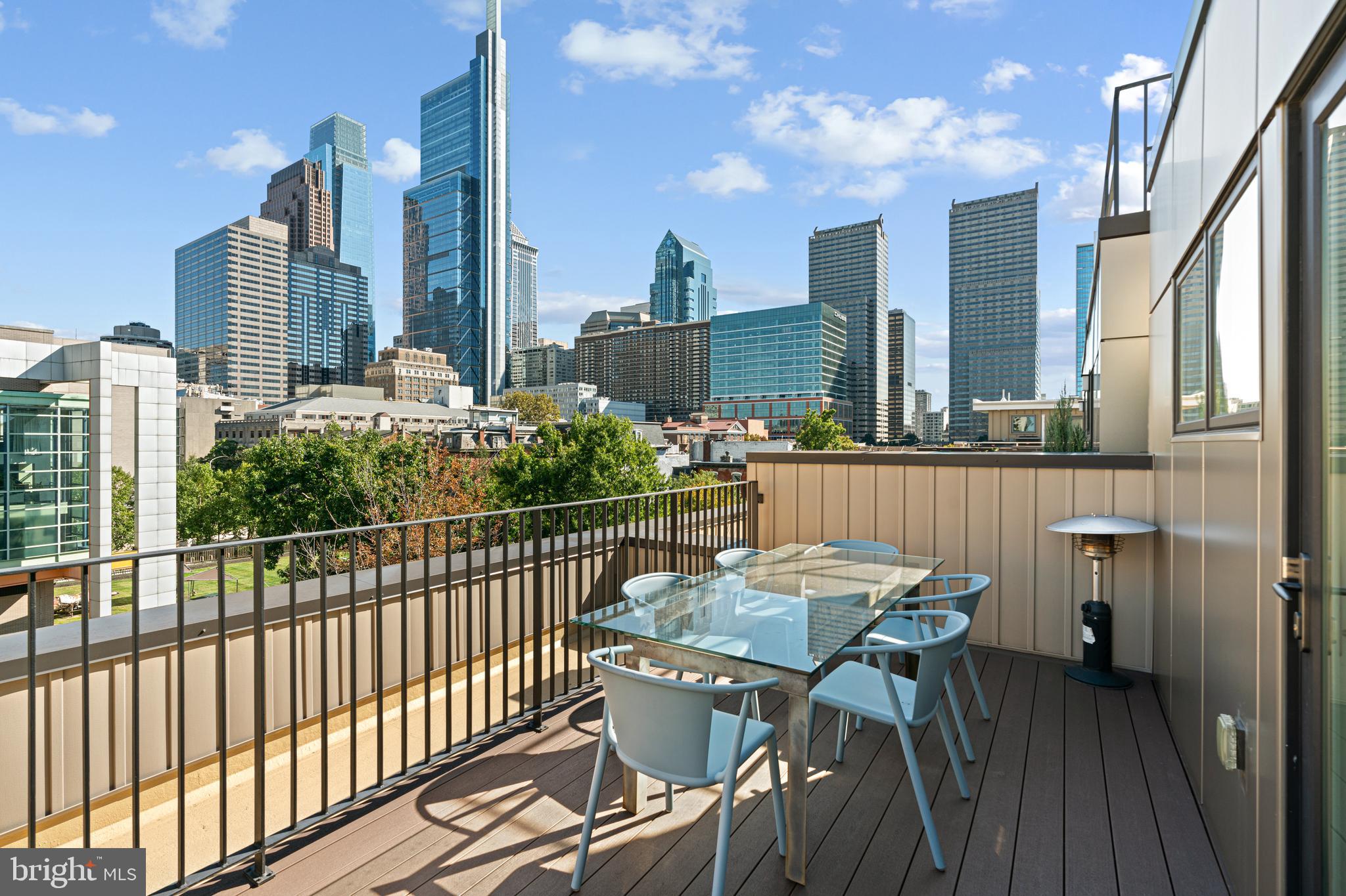 LOGAN SQUARE - Residential