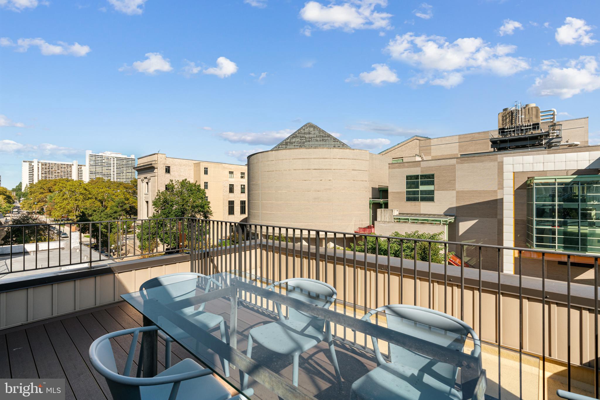 LOGAN SQUARE - Residential