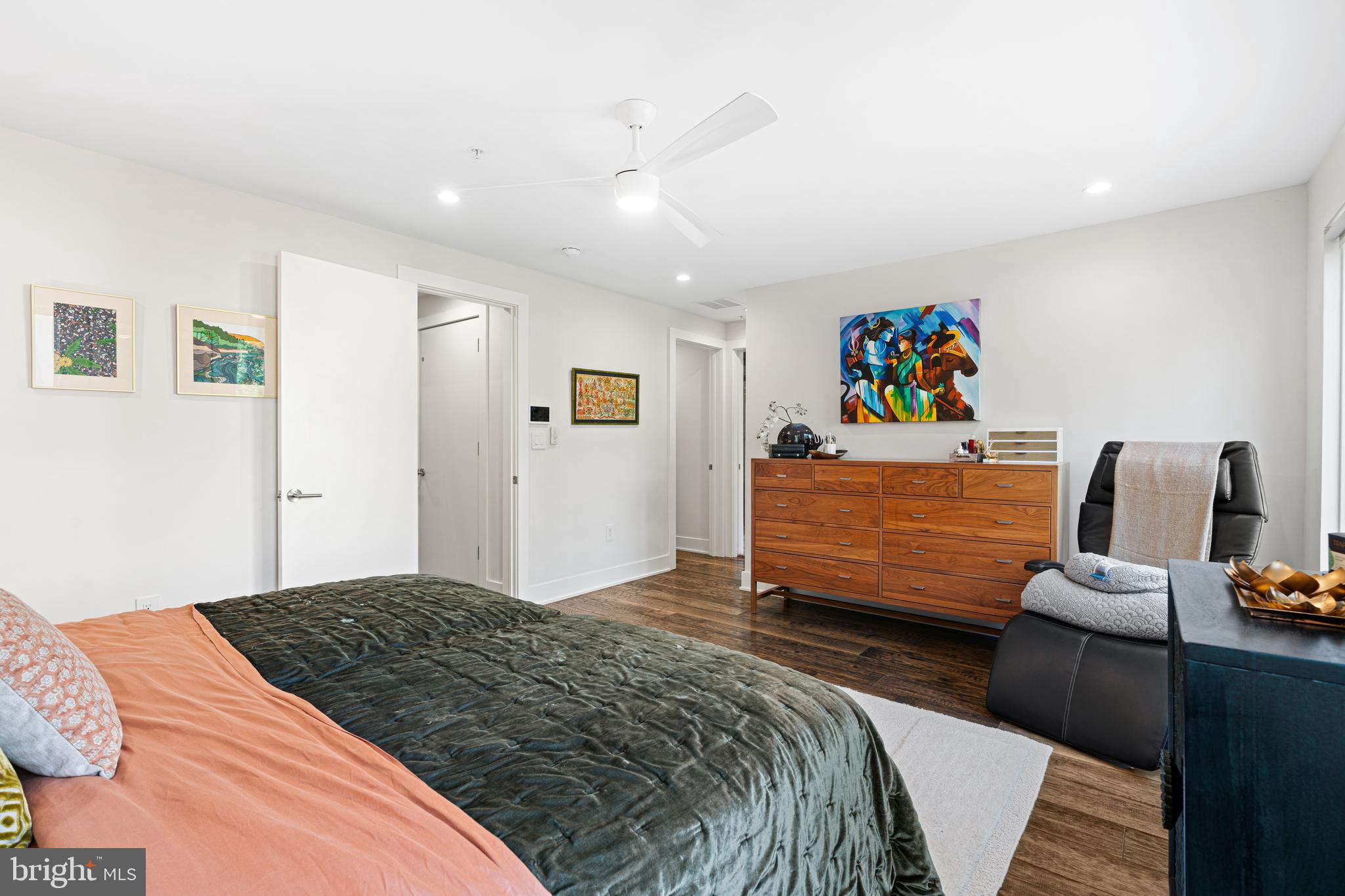 LOGAN SQUARE - Residential