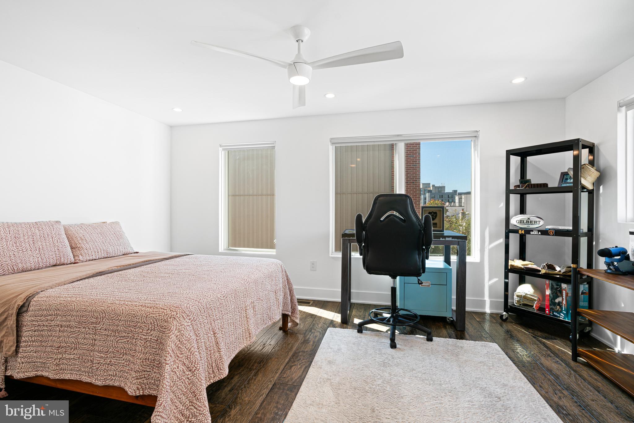 LOGAN SQUARE - Residential