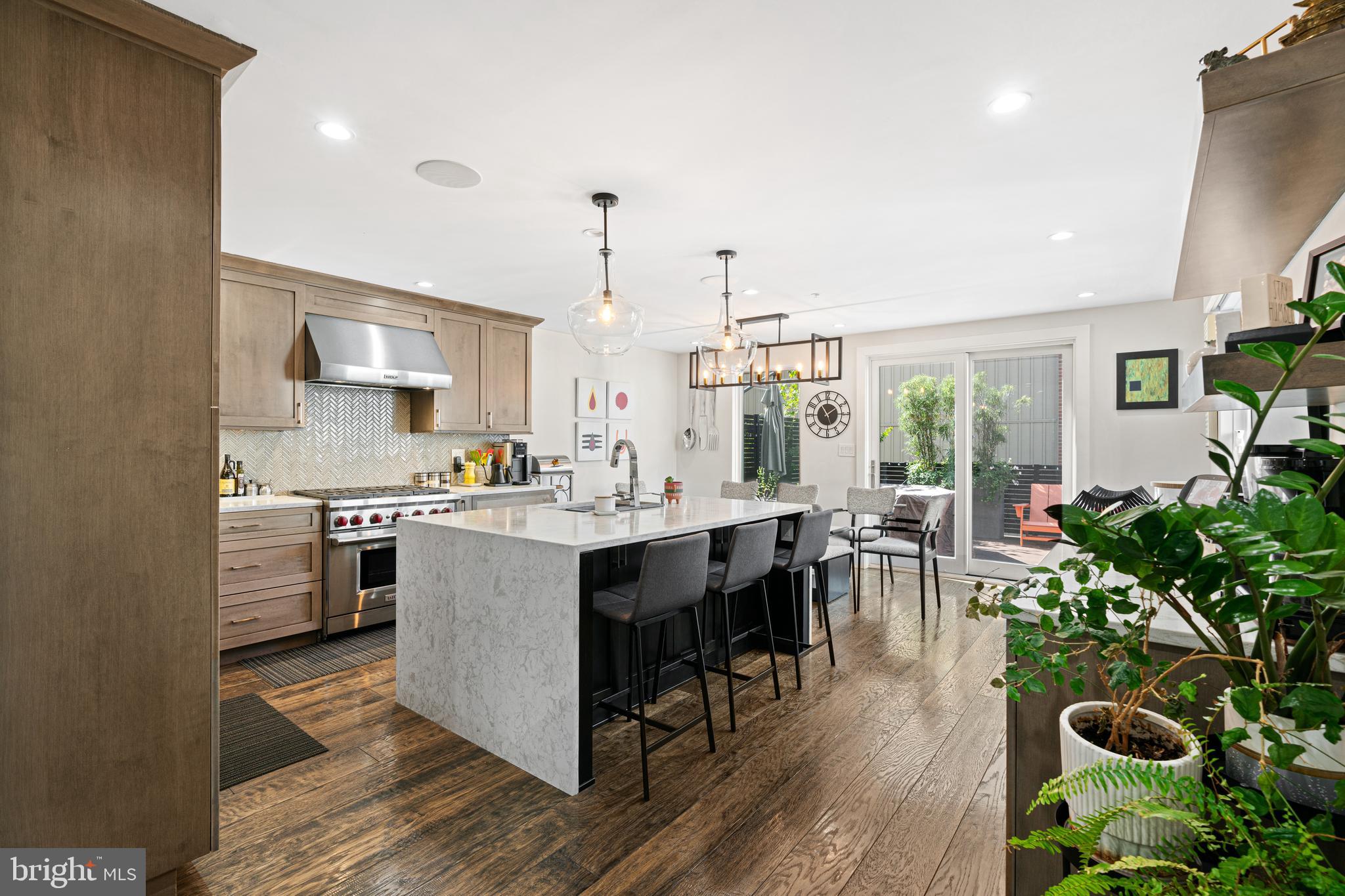 LOGAN SQUARE - Residential