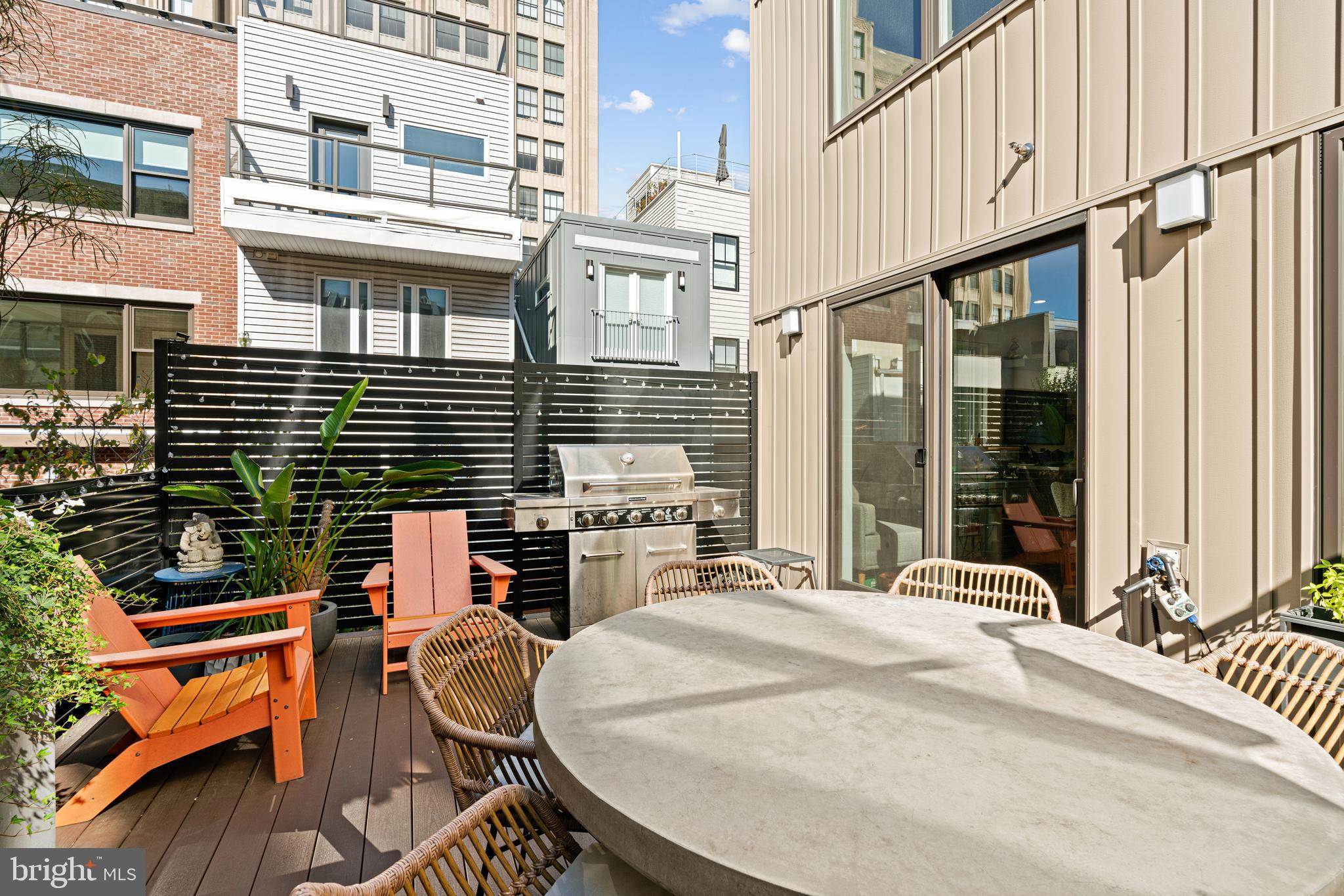 LOGAN SQUARE - Residential