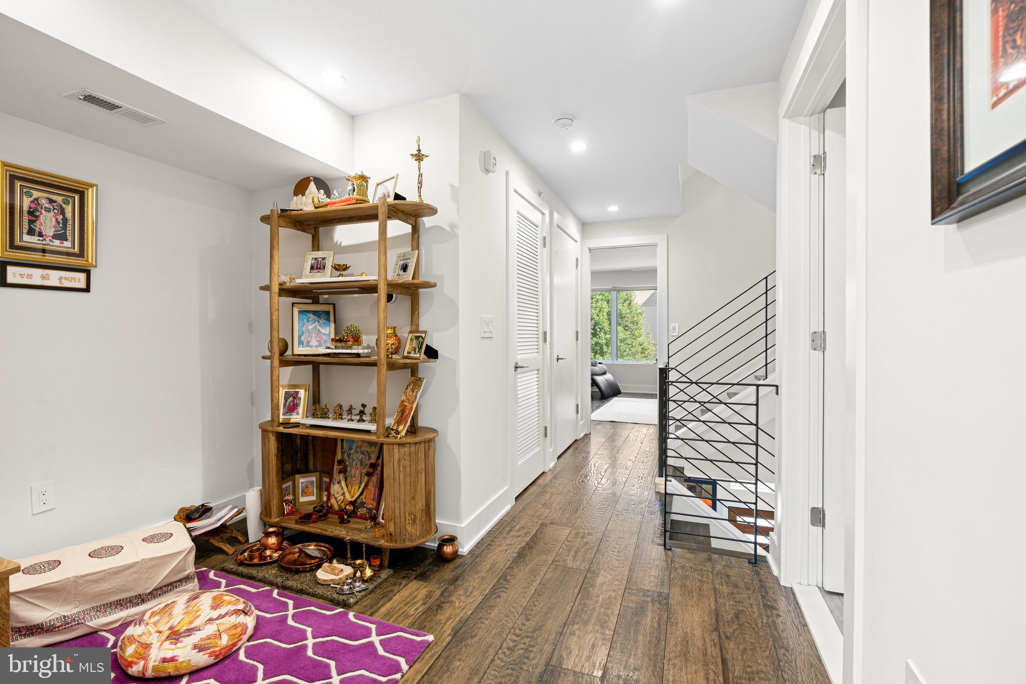 LOGAN SQUARE - Residential