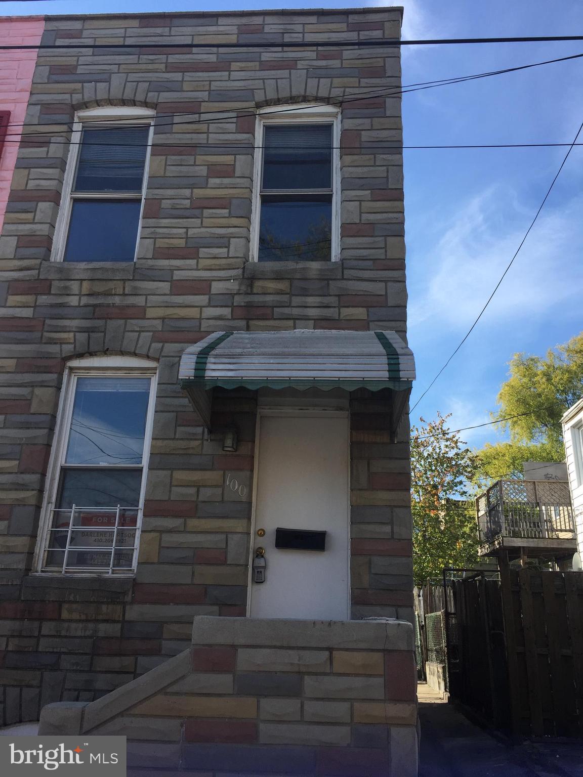 Nestled on a Quiet Little Side Street.  End of Group with fenced in yard.  Alley on the side and back.  Great investment for investor or to own your own home in a great area.  Customize to your liking.   Walk to Everything.  Rent for way less than you can lease for.  Invester Alert!!