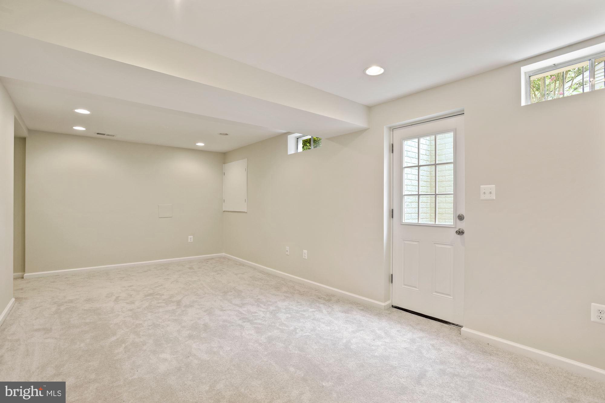 ASHBURN FARM - Residential Lease
